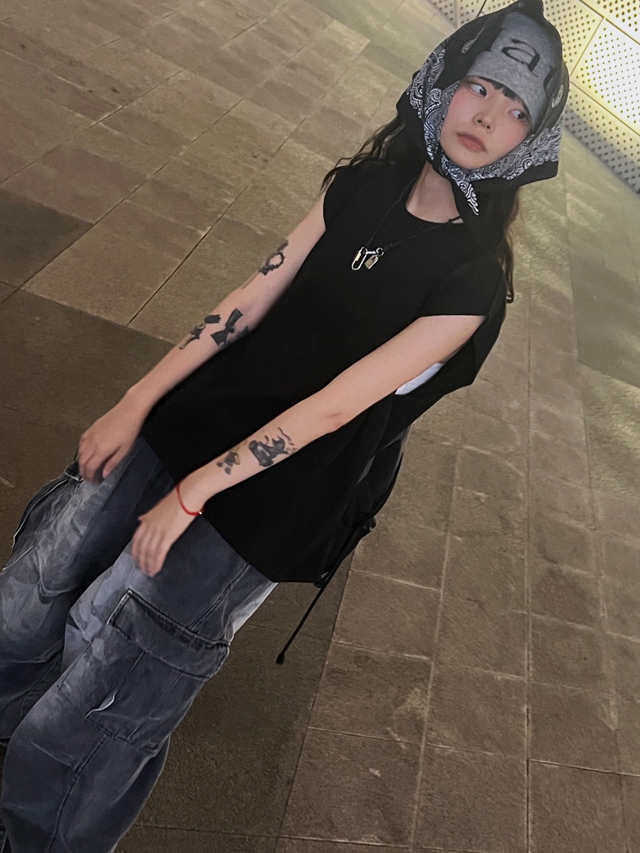 Matin Kim Logo Jacquard Short Beanie Grey, Crocs Stomp Clog Black 착용 스타일 - 1