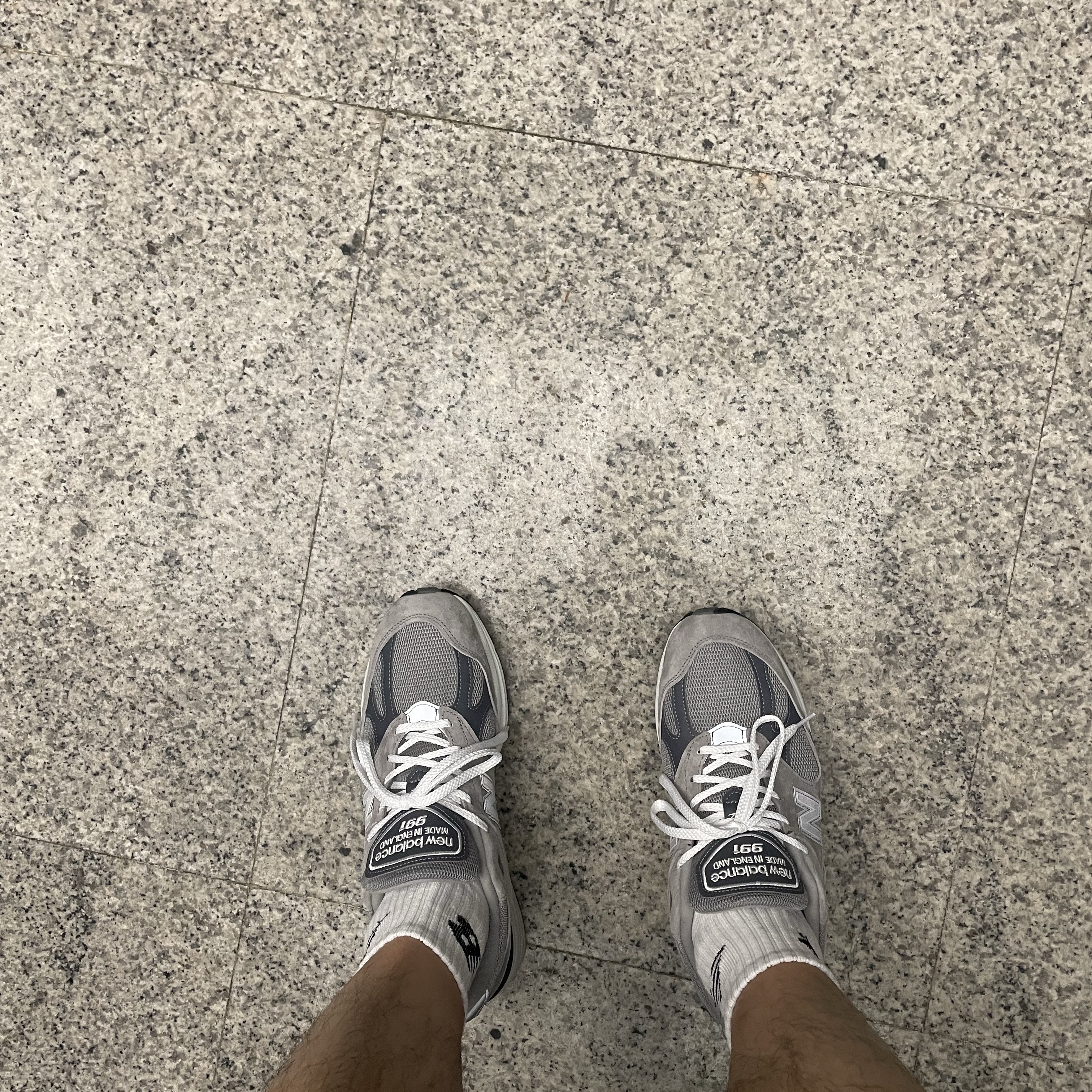 New Balance 991v2 Made in UK Rock Ridge Alloy Silver 착용 스타일 - 2