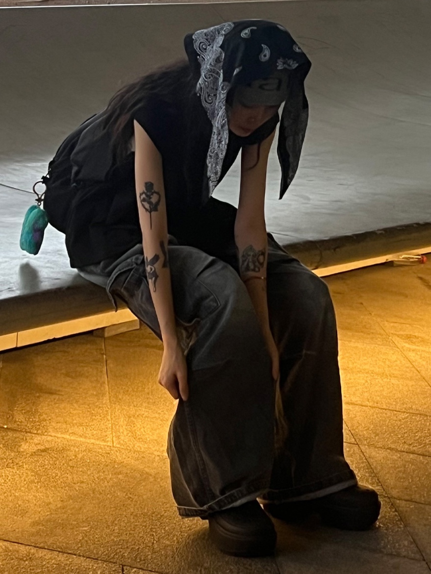 Matin Kim Logo Jacquard Short Beanie Grey, Crocs Stomp Clog Black 착용 스타일 - 3