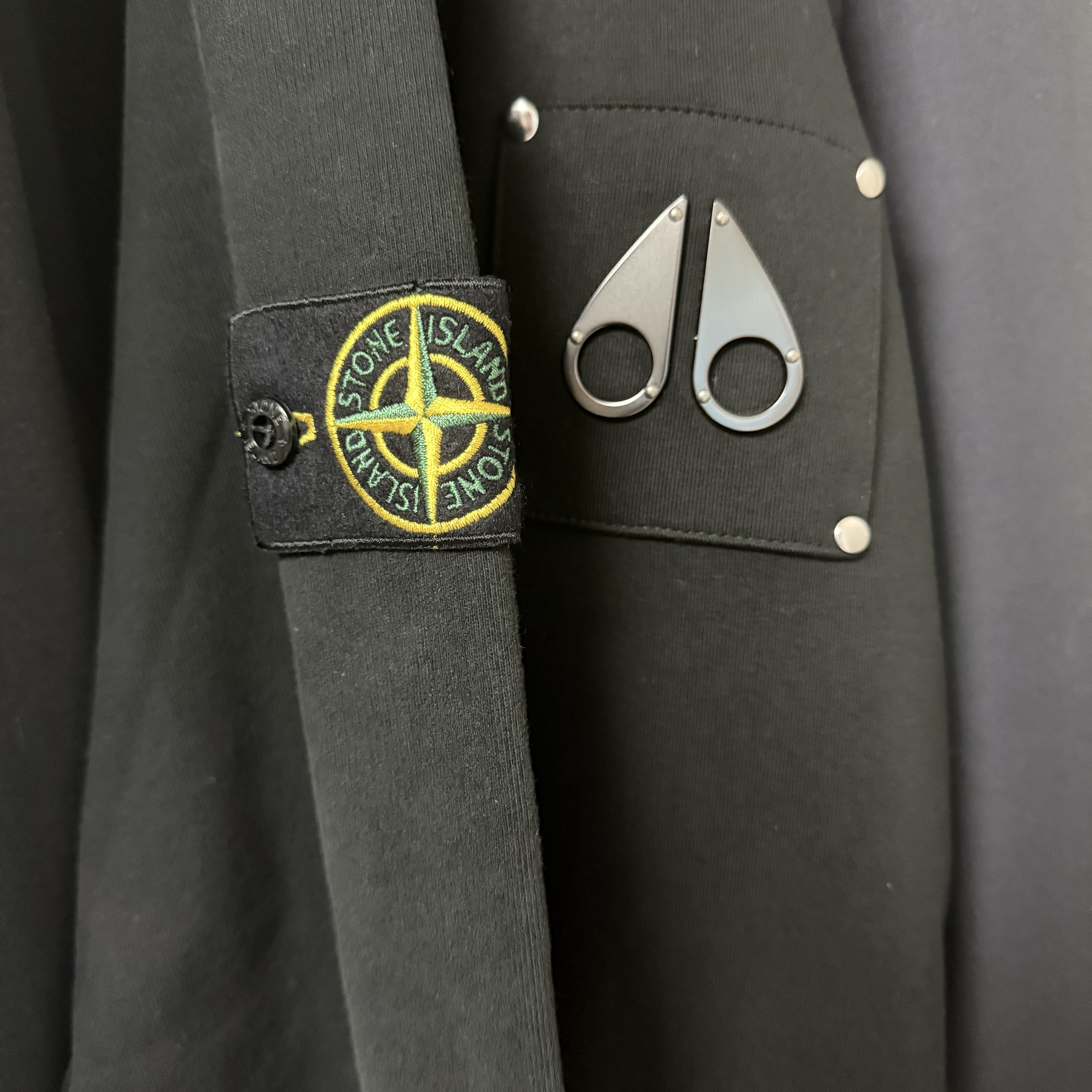 Stone Island 63020 Crewneck Sweatshirt Black - 21FW, Moose Knuckles Classic Bunny 3 White Lining Zip Hoodie Black - 22FW 착용 스타일