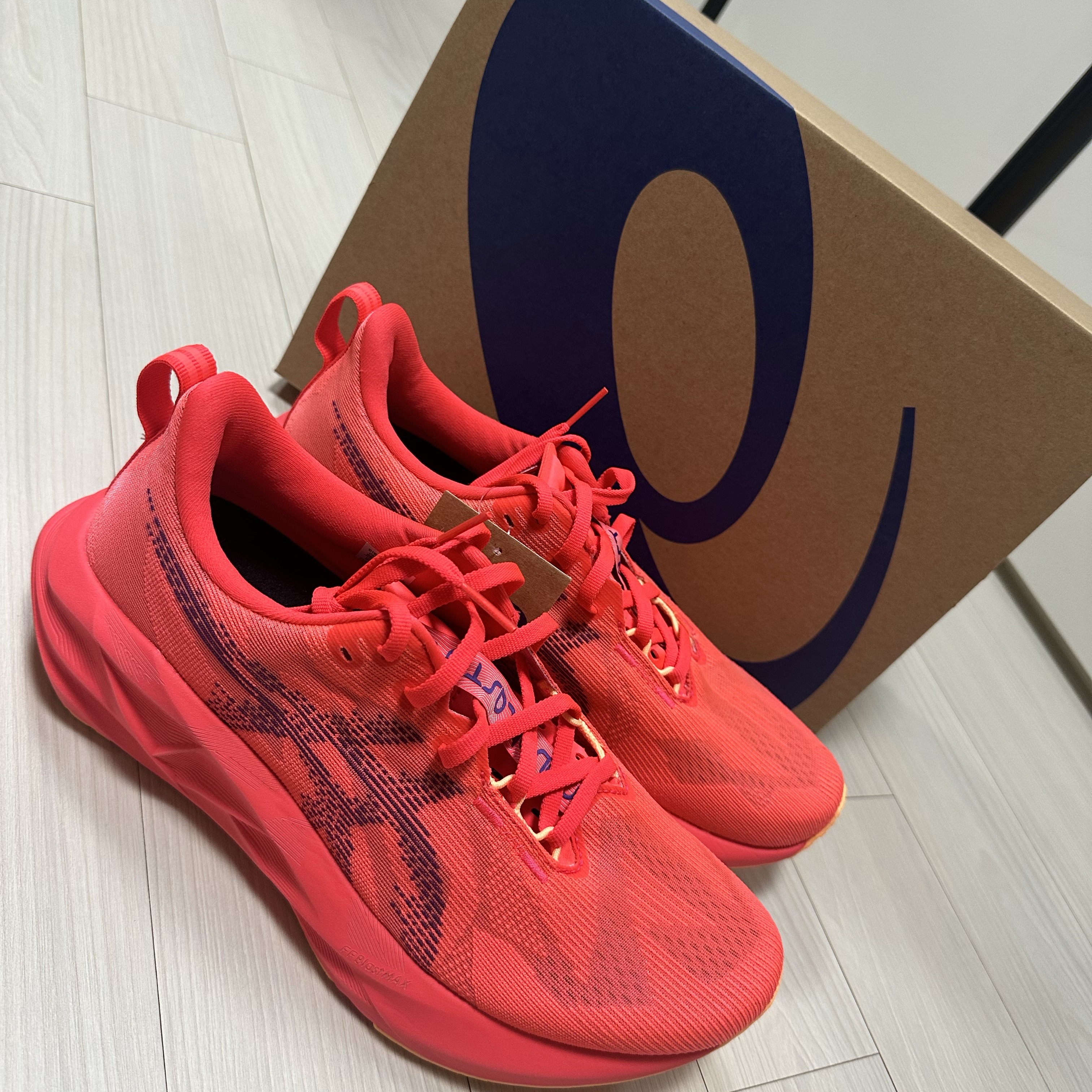 Asics Novablast 5 Flash Red Edo Purple 착용 스타일