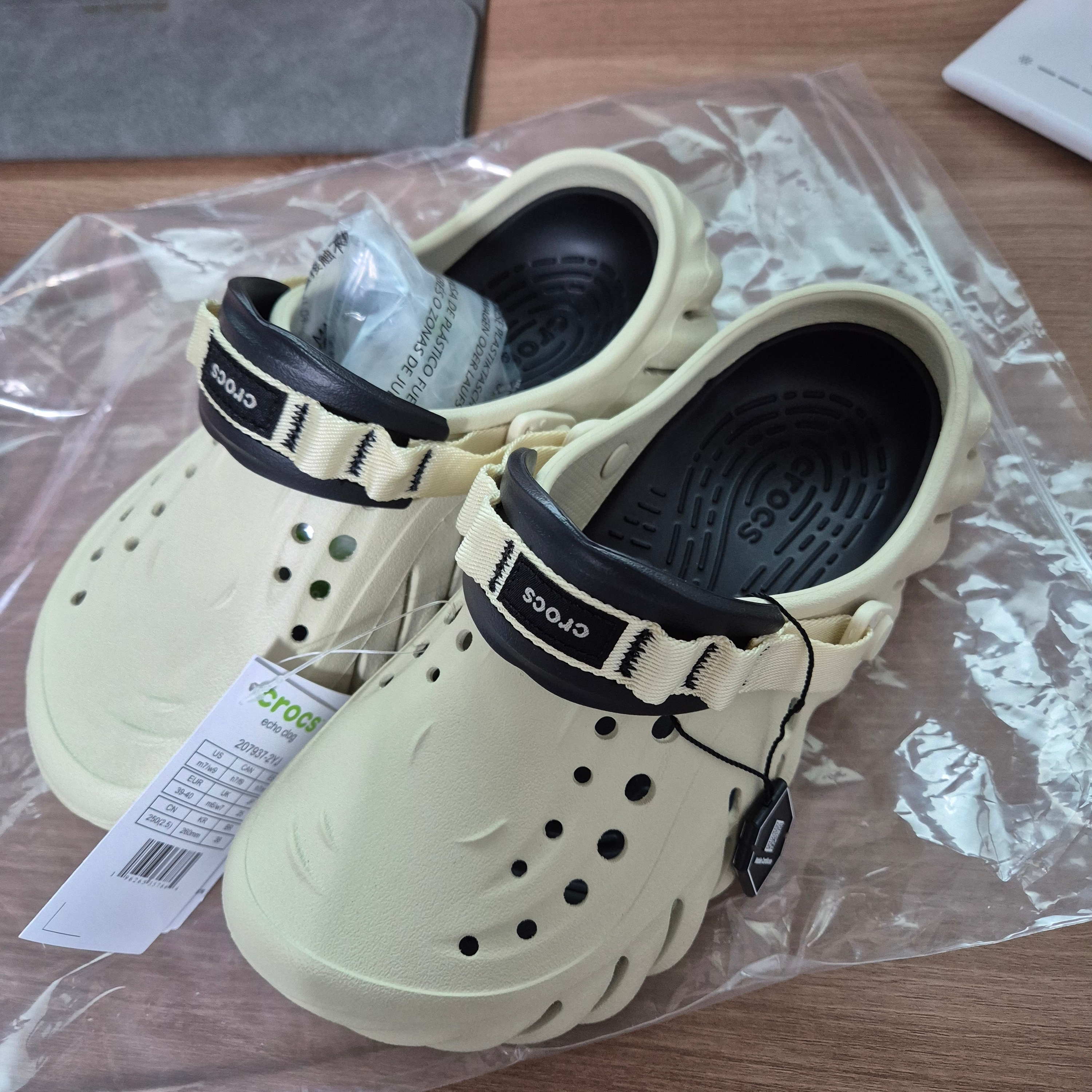 Crocs Echo Clog Bone Black 착용 스타일 - 2