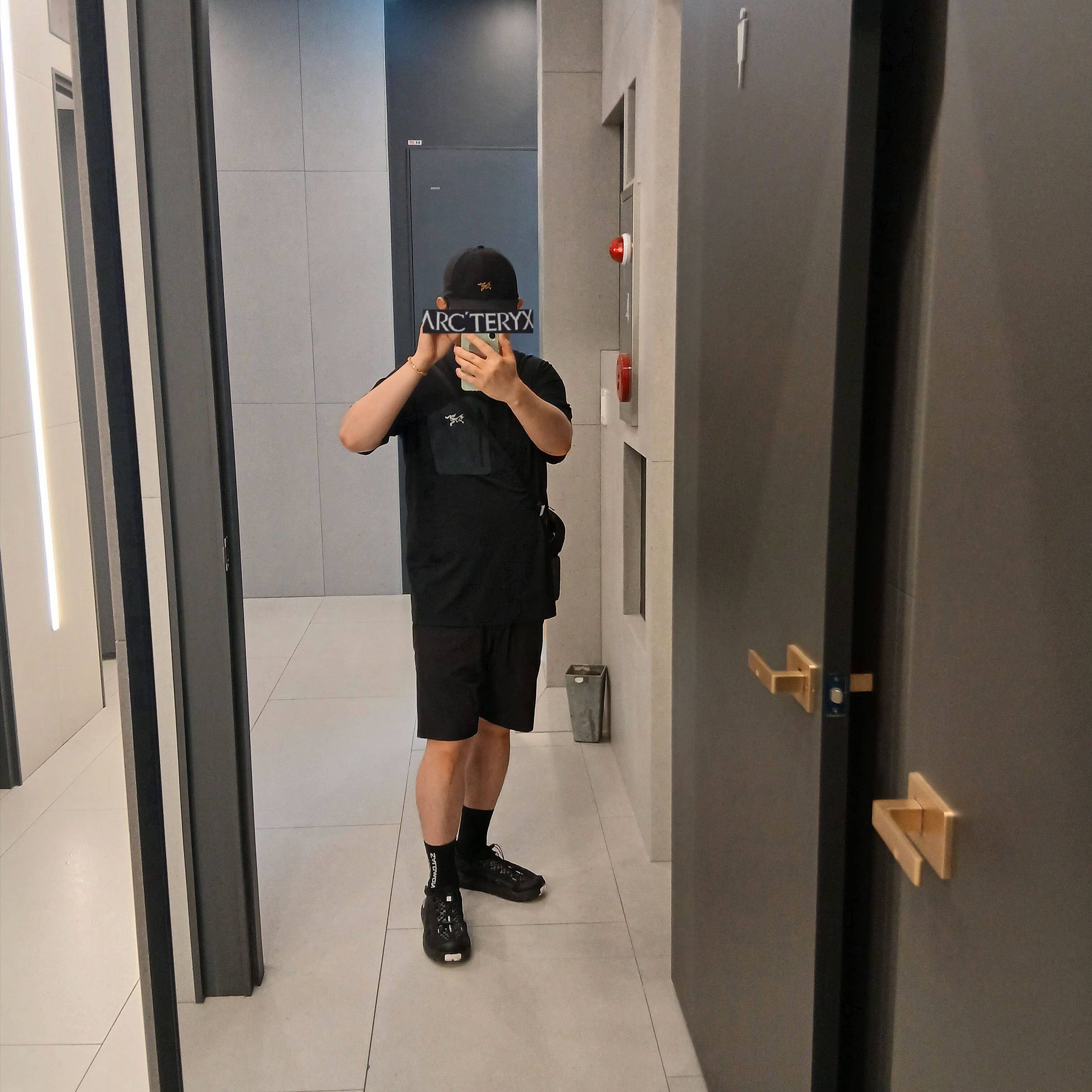 Arc'teryx Small Bird Cap Black, Arc'teryx Heliad 6 Crossbody Bag Black 착용 스타일 - 1