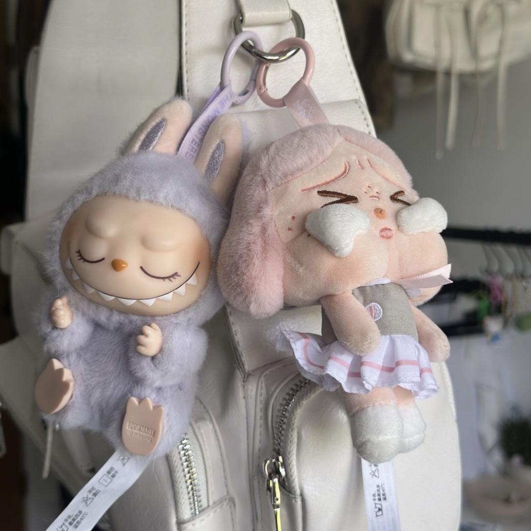 Pop Mart Crybaby Sunset Concert Series Plush Pendant Pink Grey (Opened Case) 착용 스타일