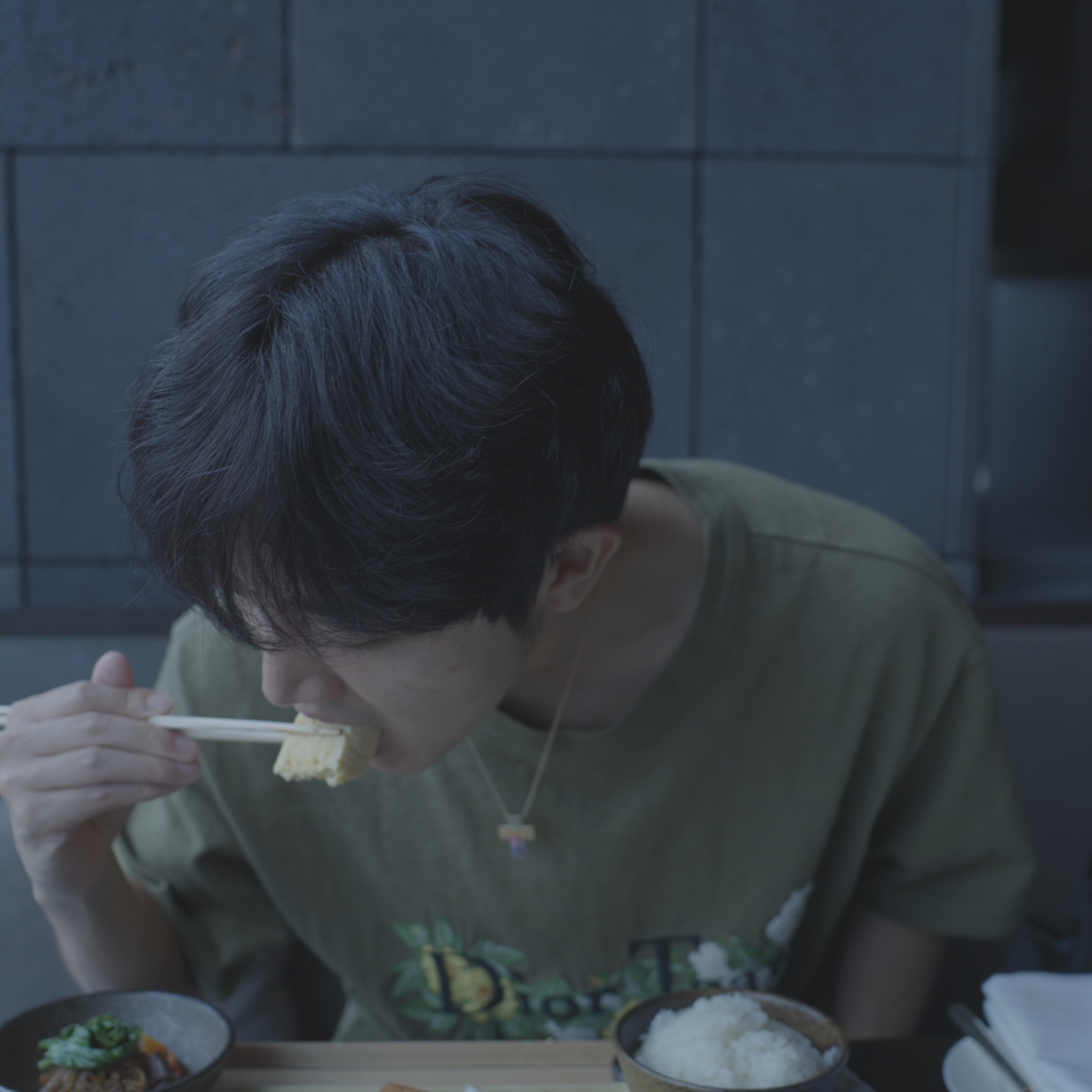 Dior x Denim Tears Relaxed Fit Dior Tears T-Shirt Cotton Slub Jersey Khaki, Dior x Denim Tears Dior Tears Zipped Blouson Blue Cotton Denim 착용 스타일 - 1