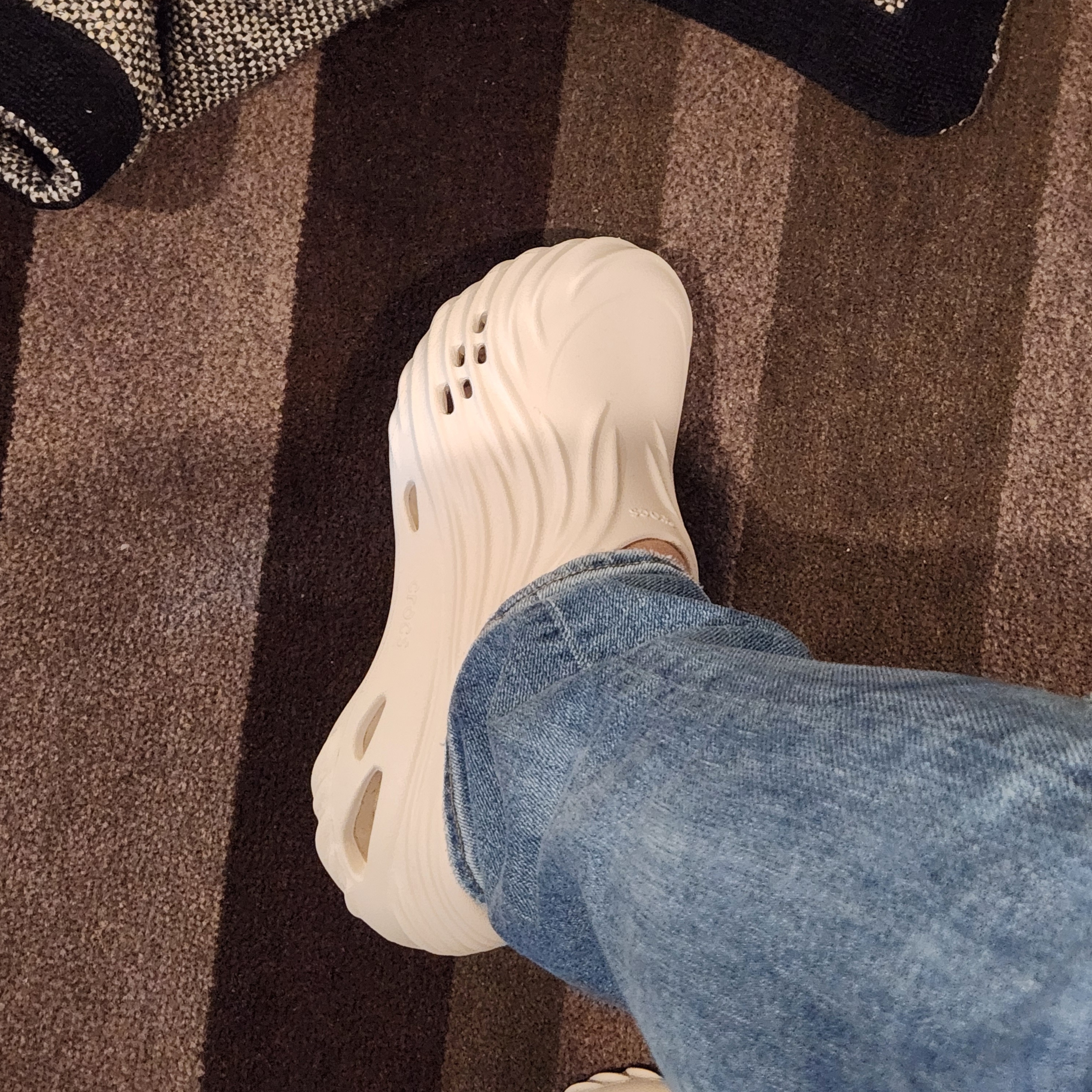 Crocs Echo Wave Clog Almond Tint 착용 스타일 - 2