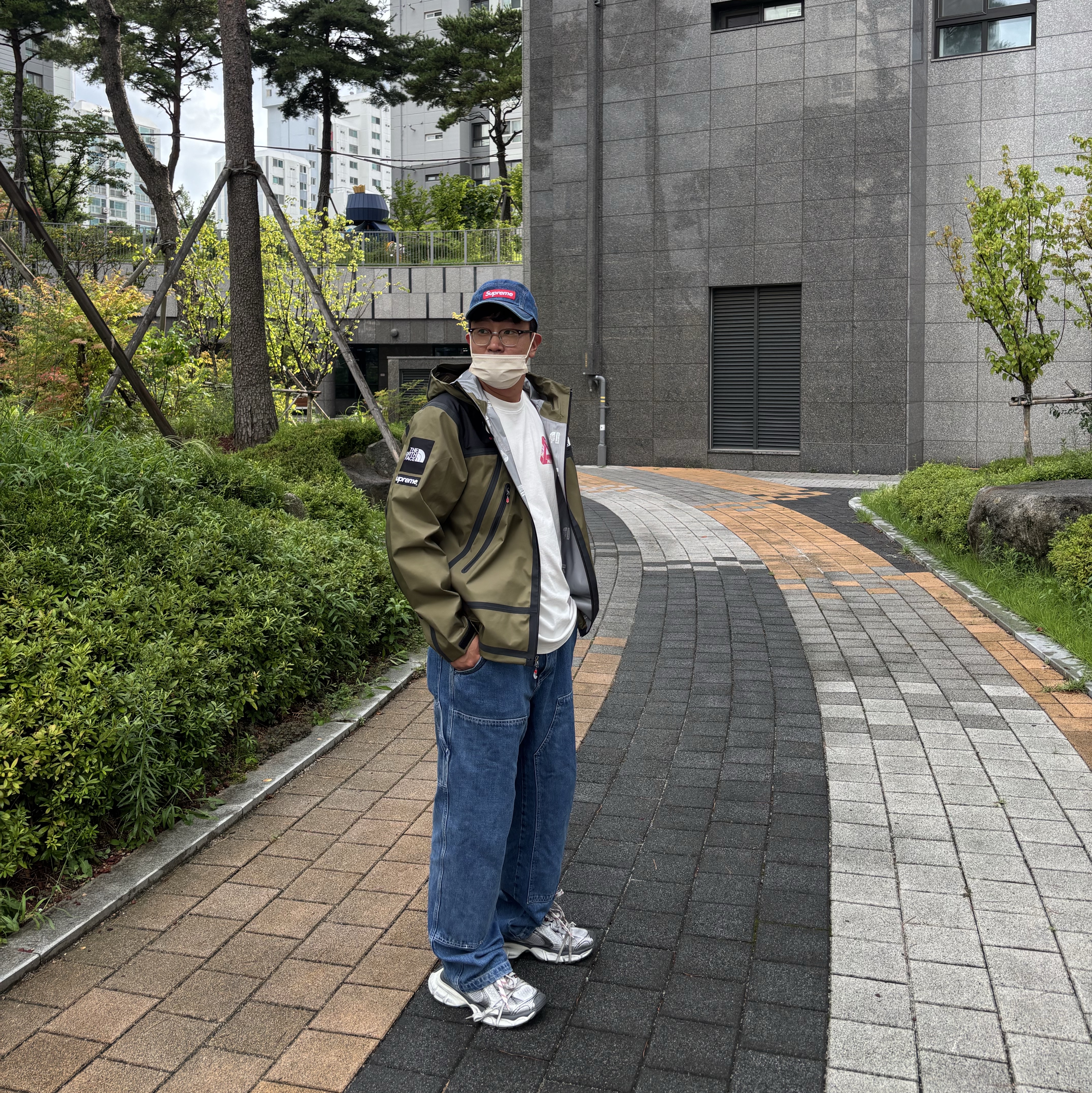 Stussy Denim Work Pants Blue, Balenciaga 3XL Sneakers Grey White Red 착용 스타일