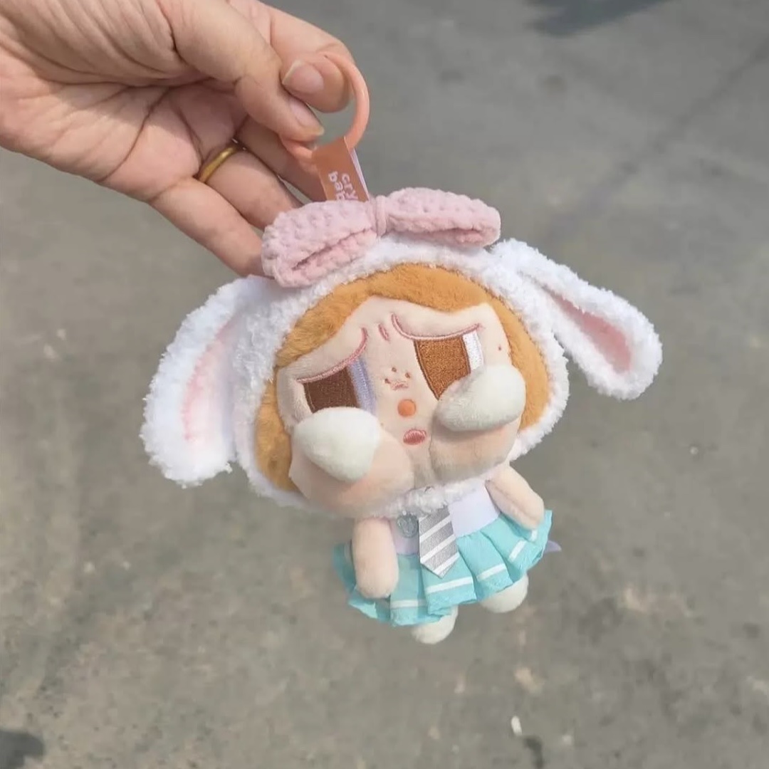 Pop Mart Crybaby Sunset Concert Series Plush Pendant Beige Blue (Opened Case) 착용 스타일