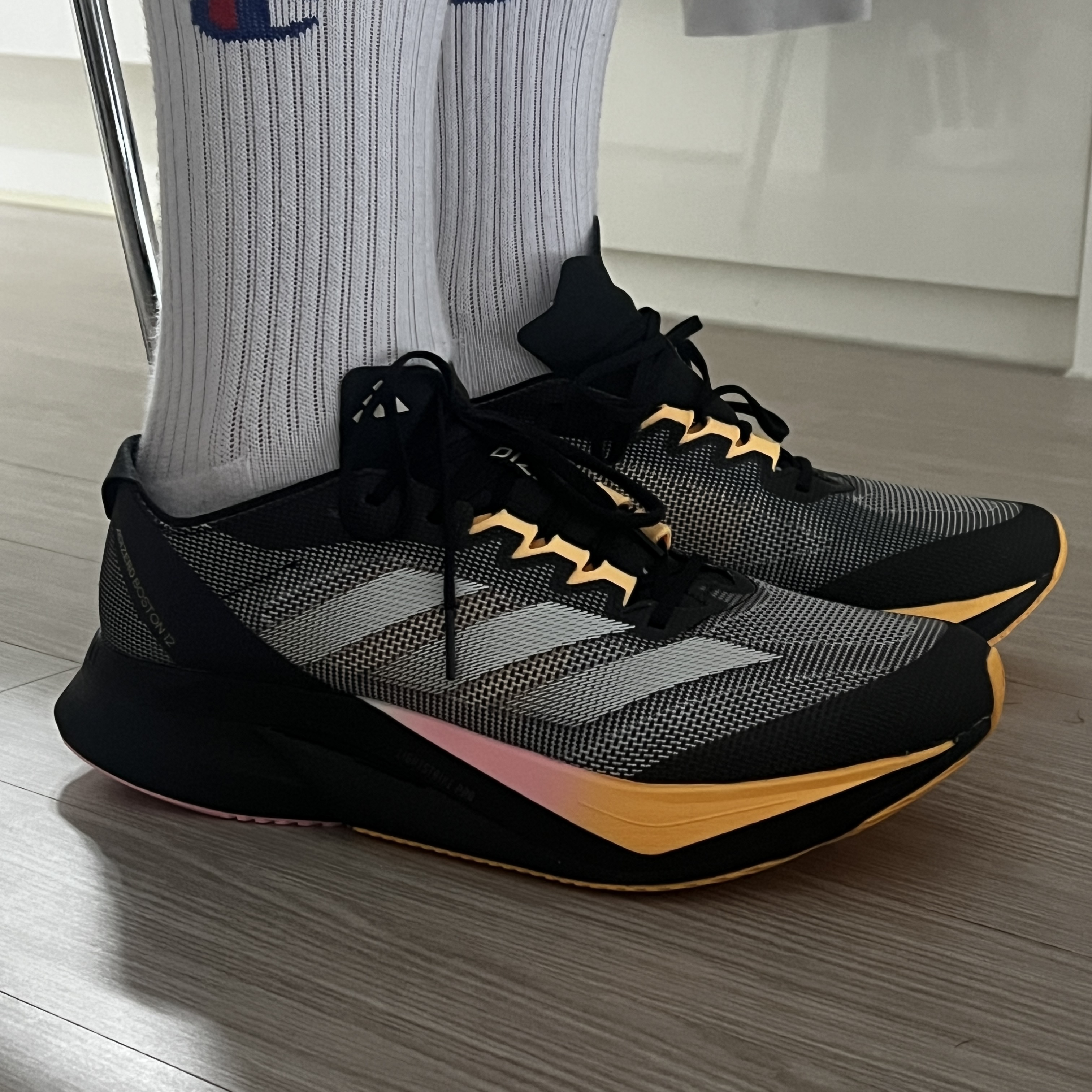 Adidas Adizero Boston 12 Core Black Zero Metalic 착용 스타일 - 1