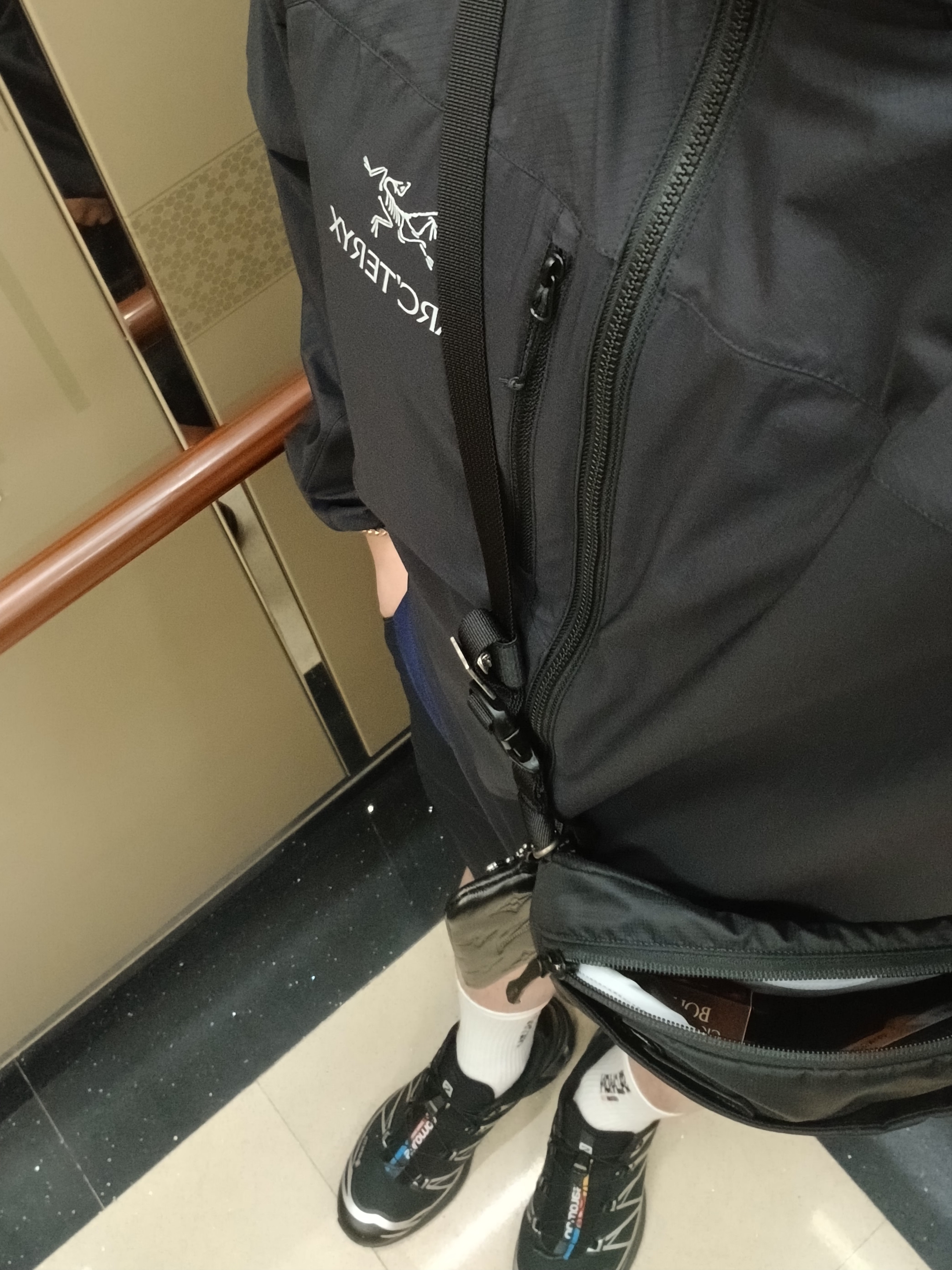 Arc'teryx Squamish Hoody Black, Arc'teryx Kragg Cotton Logo SS T-Shirt Soulsonic Dynasty 착용 스타일 - 1