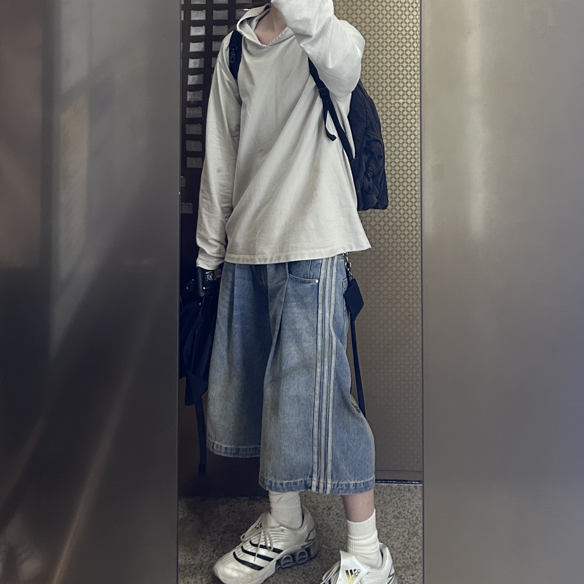 Adidas Adicolor Classics 3-Stripes T-Shirt White - KR Sizing, GRAILZ x KOIN SEOUL Carpenter Raw Denim Pants Indigo 착용 스타일 - 3