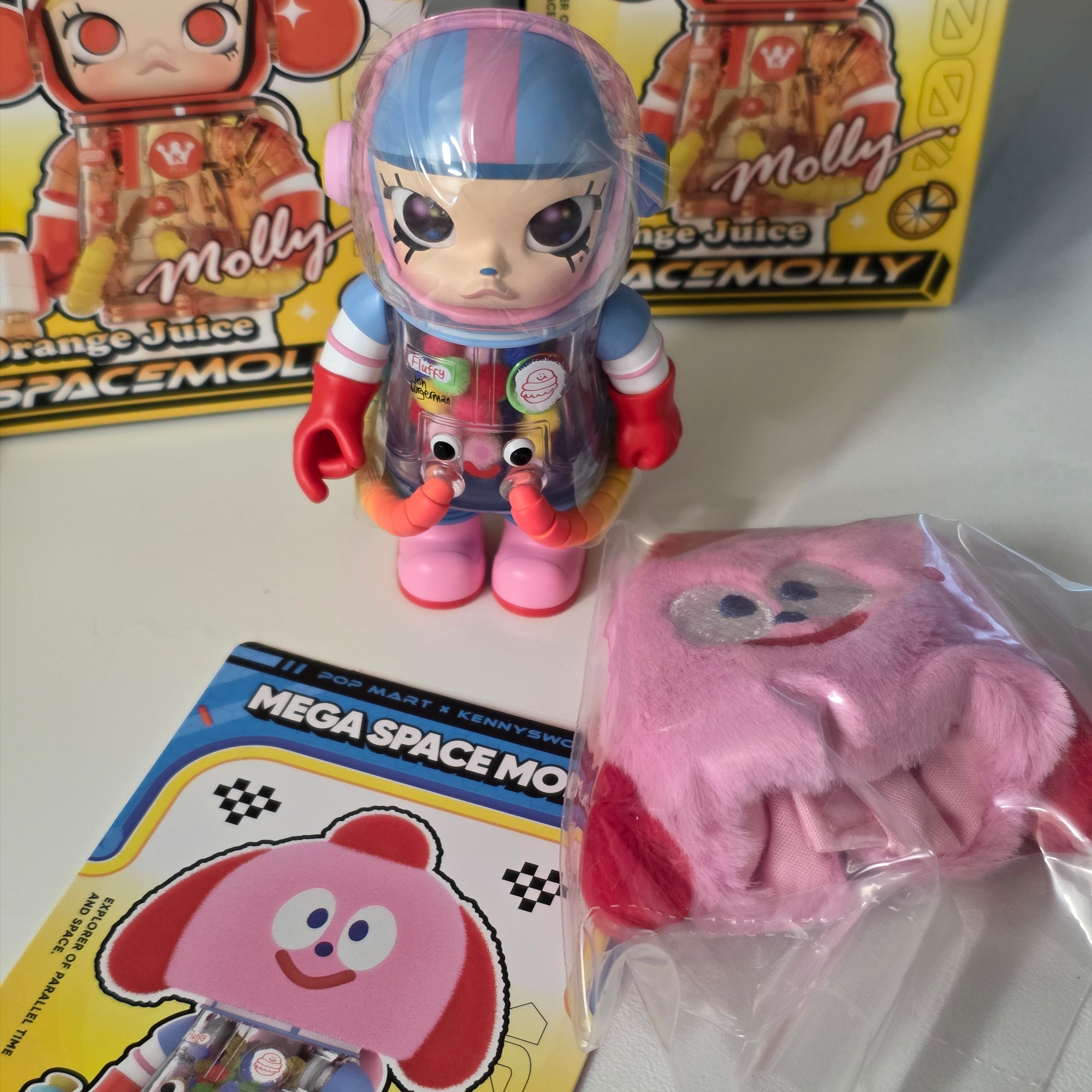 Pop Mart Mega Space Molly 100% Series4 Jon Burgerman (Opened Case) 착용 스타일