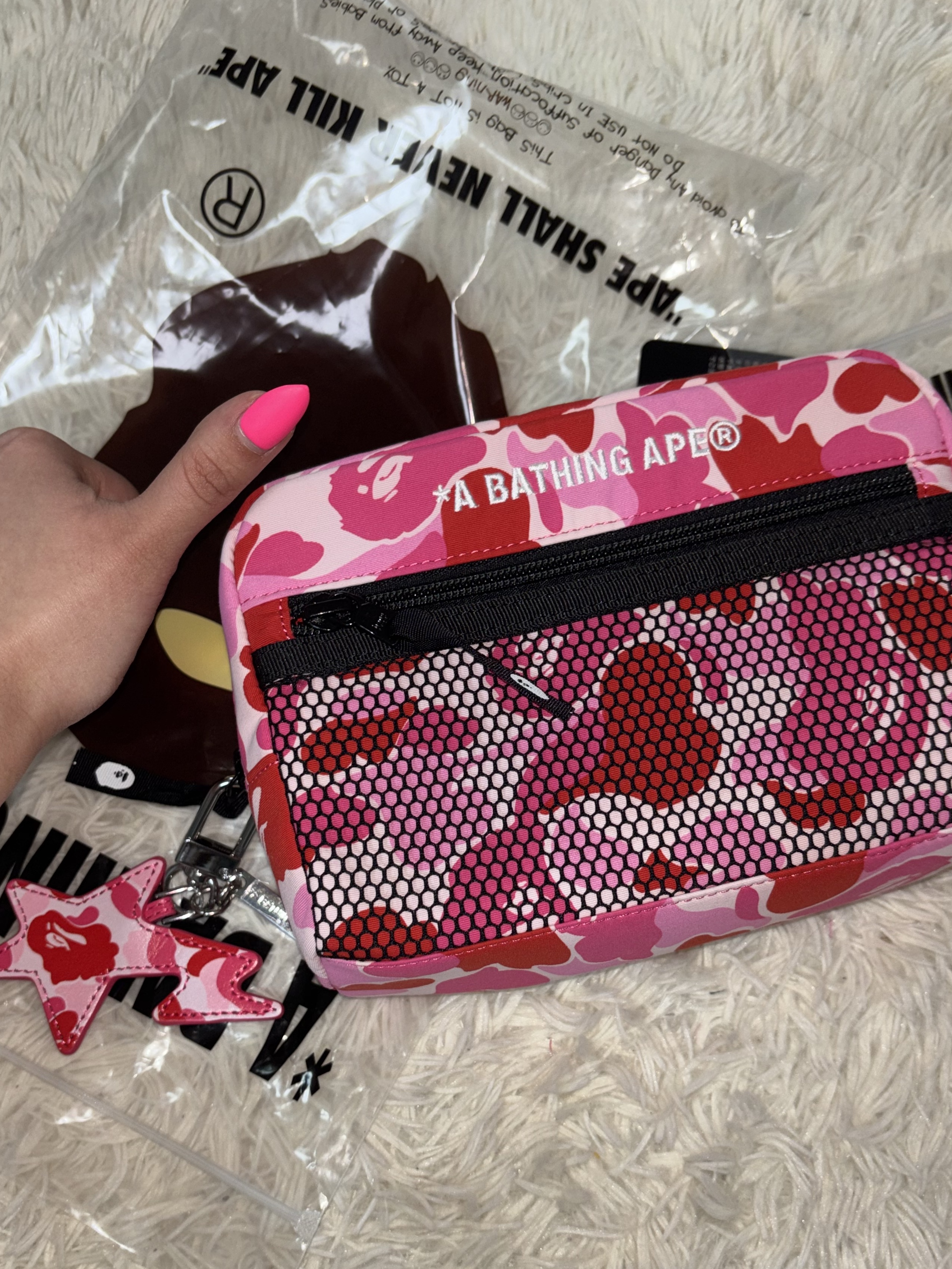 BAPE ABC Camo Pouch Pink, BAPE ABC Camo Sta Keychain Pink 착용 스타일
