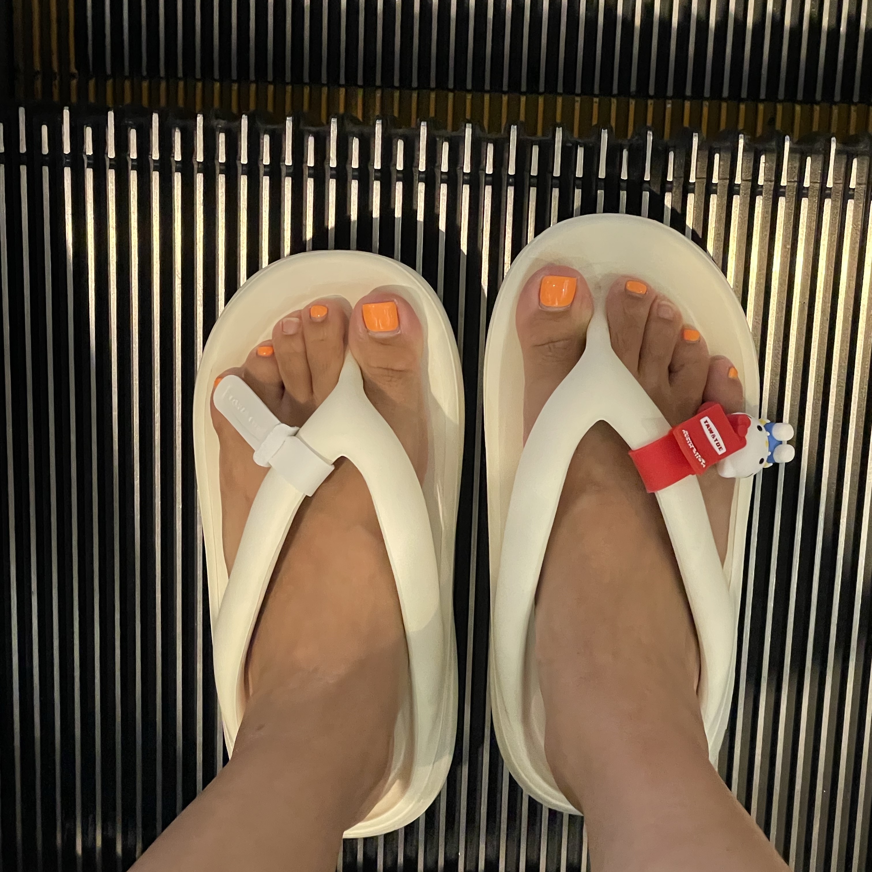 (W) Taw&Toe x Sanrio Flip Flop Zerovity Plumpy Hello Kitty Charm Tag Set Cream 착용 스타일