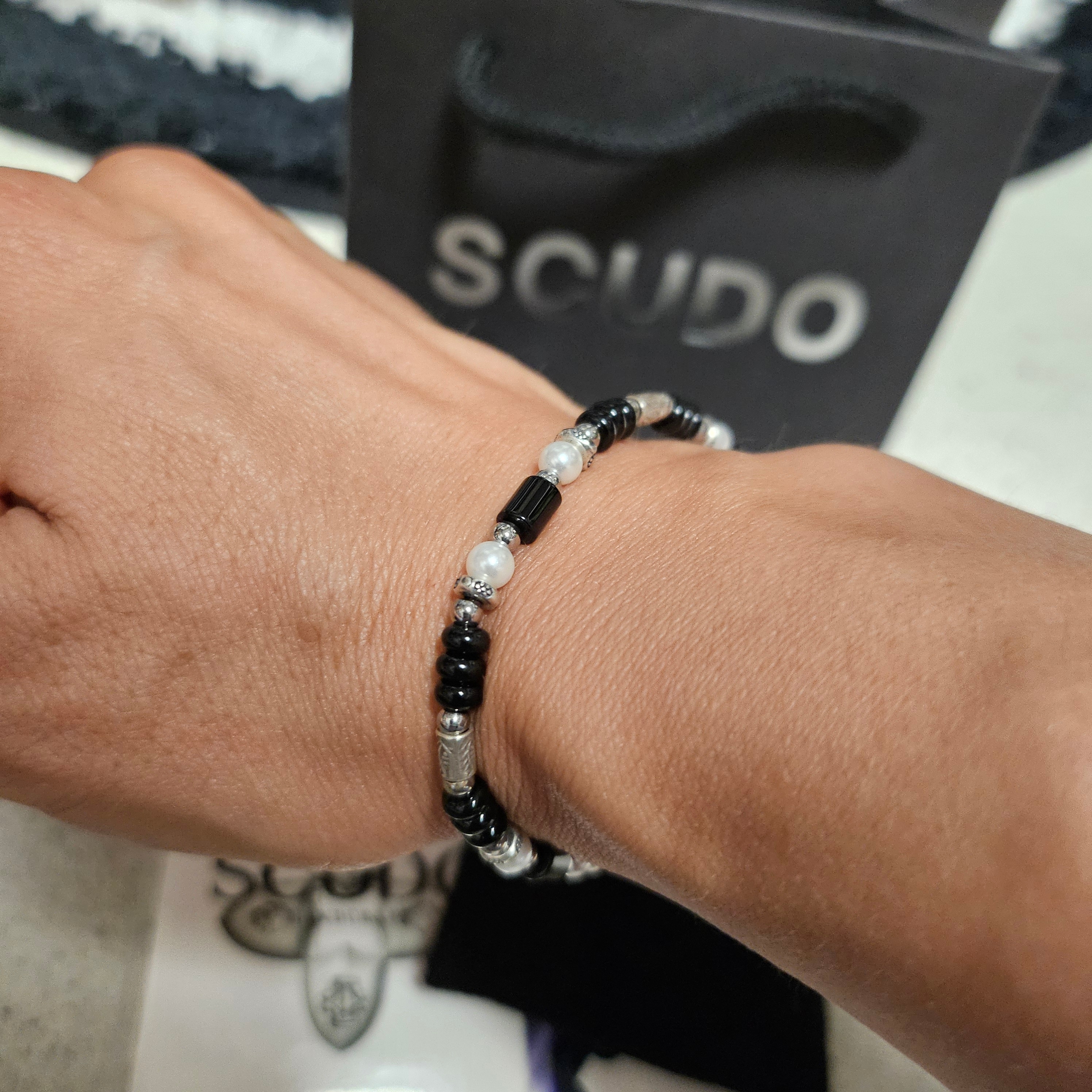 [KREAM 단독] Scudo Shell Black Pearl Beads Bracelet 착용 스타일 - 2
