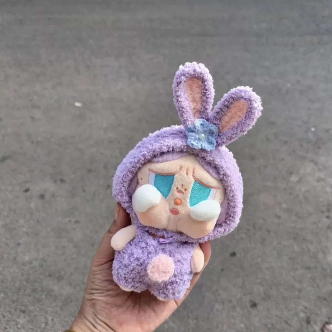 Pop Mart Crybaby Sunset Concert Series Plush Pendant Bright Orange (Opened Case) 착용 스타일