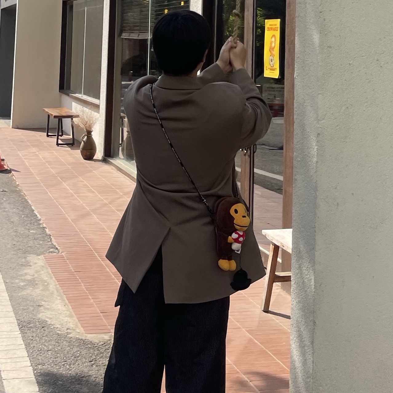 BAPE Baby Milo Plush Mobile Bag Brown 착용 스타일 - 6
