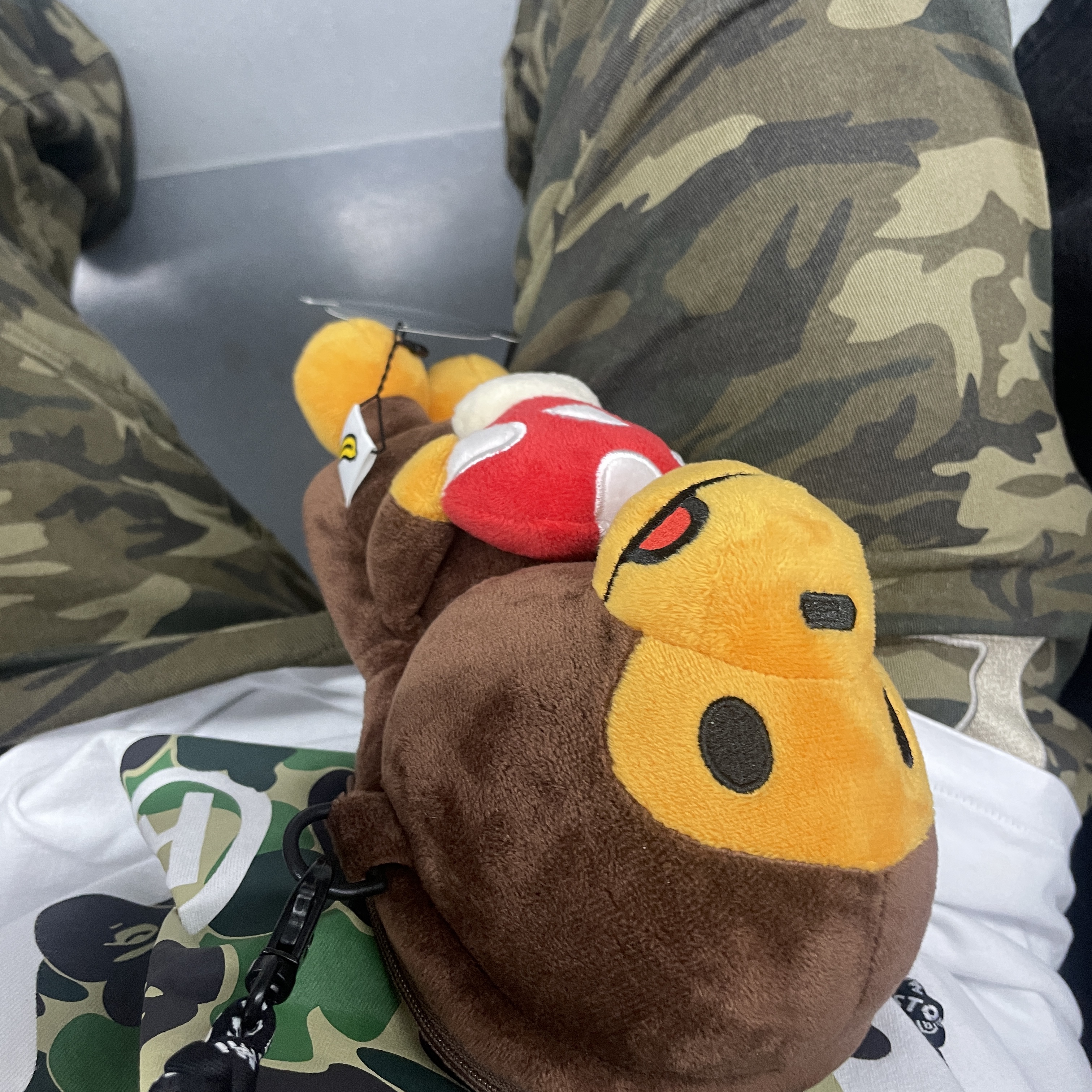 BAPE Baby Milo Plush Mobile Bag Brown 착용 스타일 - 1