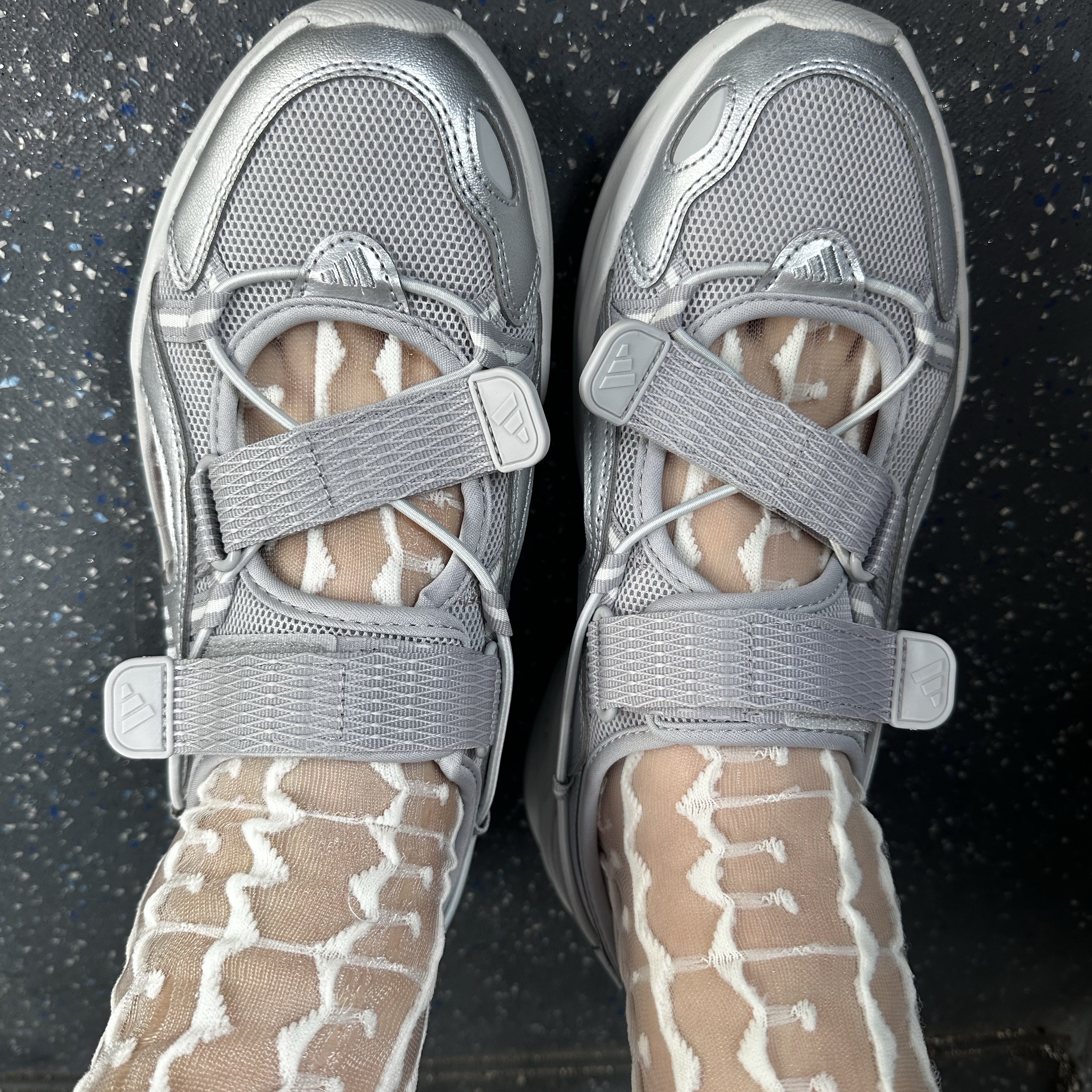 (W) Adidas Ozwave Sandal Grey Two Silver Metallic 착용 스타일 - 2