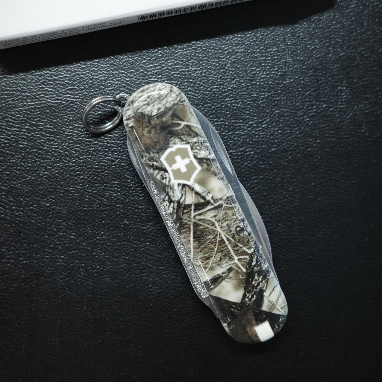 Supreme x Victorinox Pocket Knife Truetimber Kanati Camo - 25SS 착용 스타일 - 2