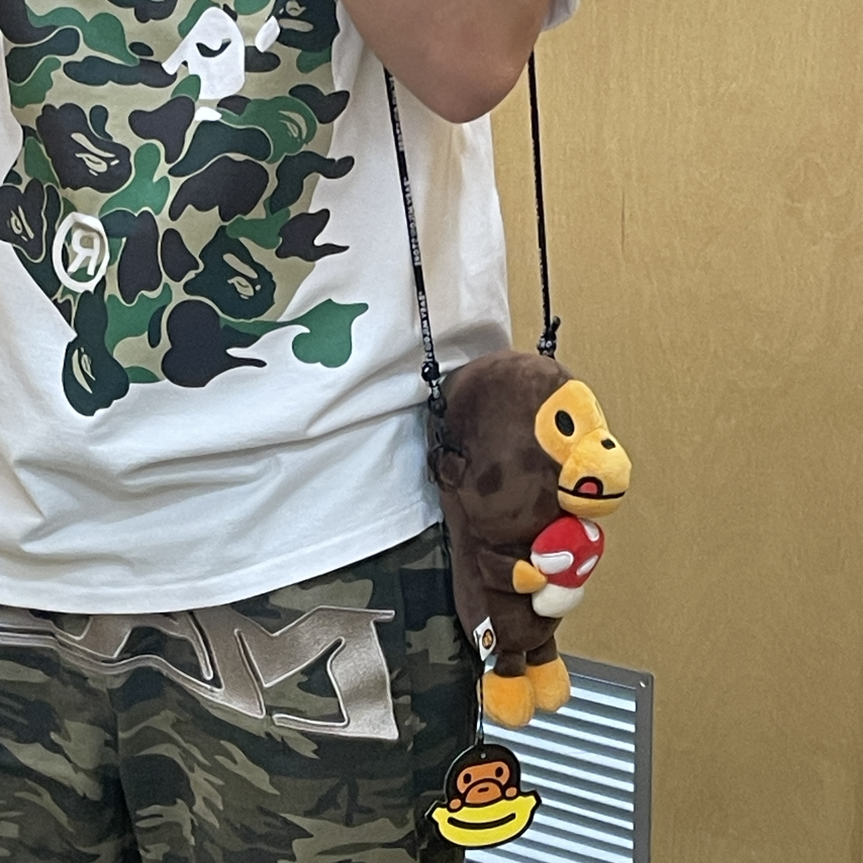 BAPE Baby Milo Plush Mobile Bag Brown 착용 스타일 - 2