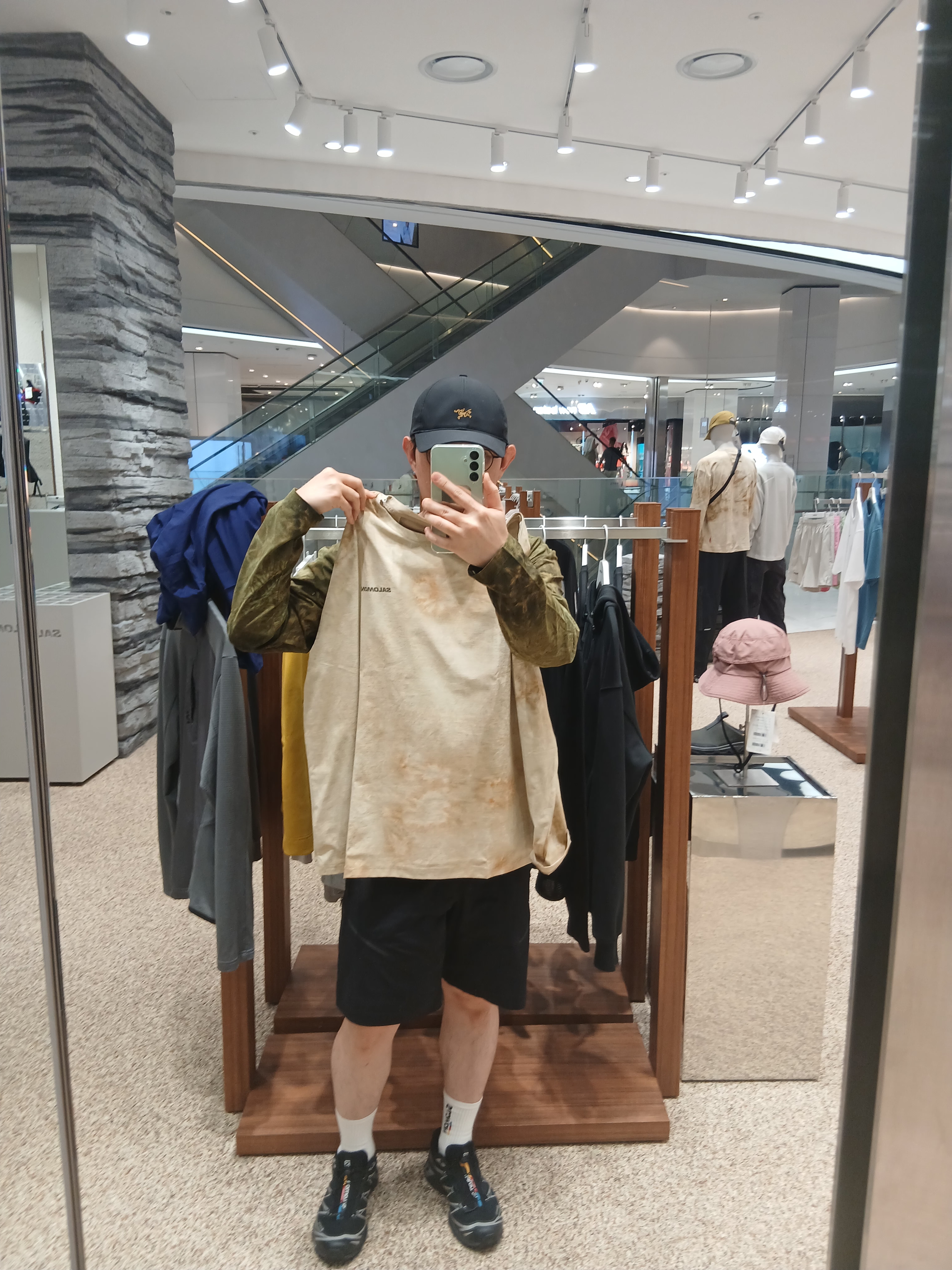 Arc'teryx Squamish Hoody Black, Arc'teryx Kragg Cotton Logo SS T-Shirt Soulsonic Dynasty 착용 스타일 - 4