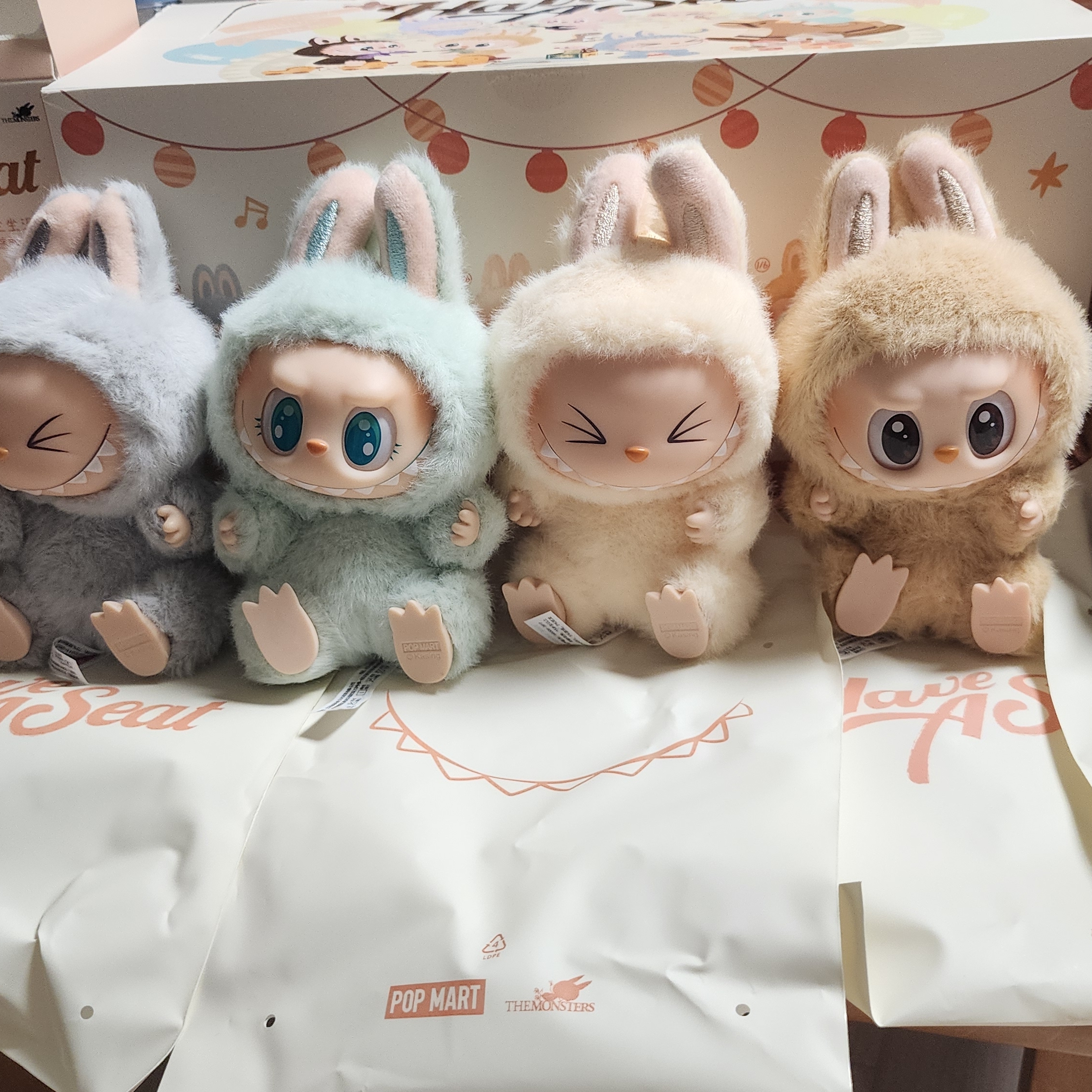 Pop Mart Labubu Let's Play Together Doll Series Sealed Case (6 Blind Boxes) 착용 스타일
