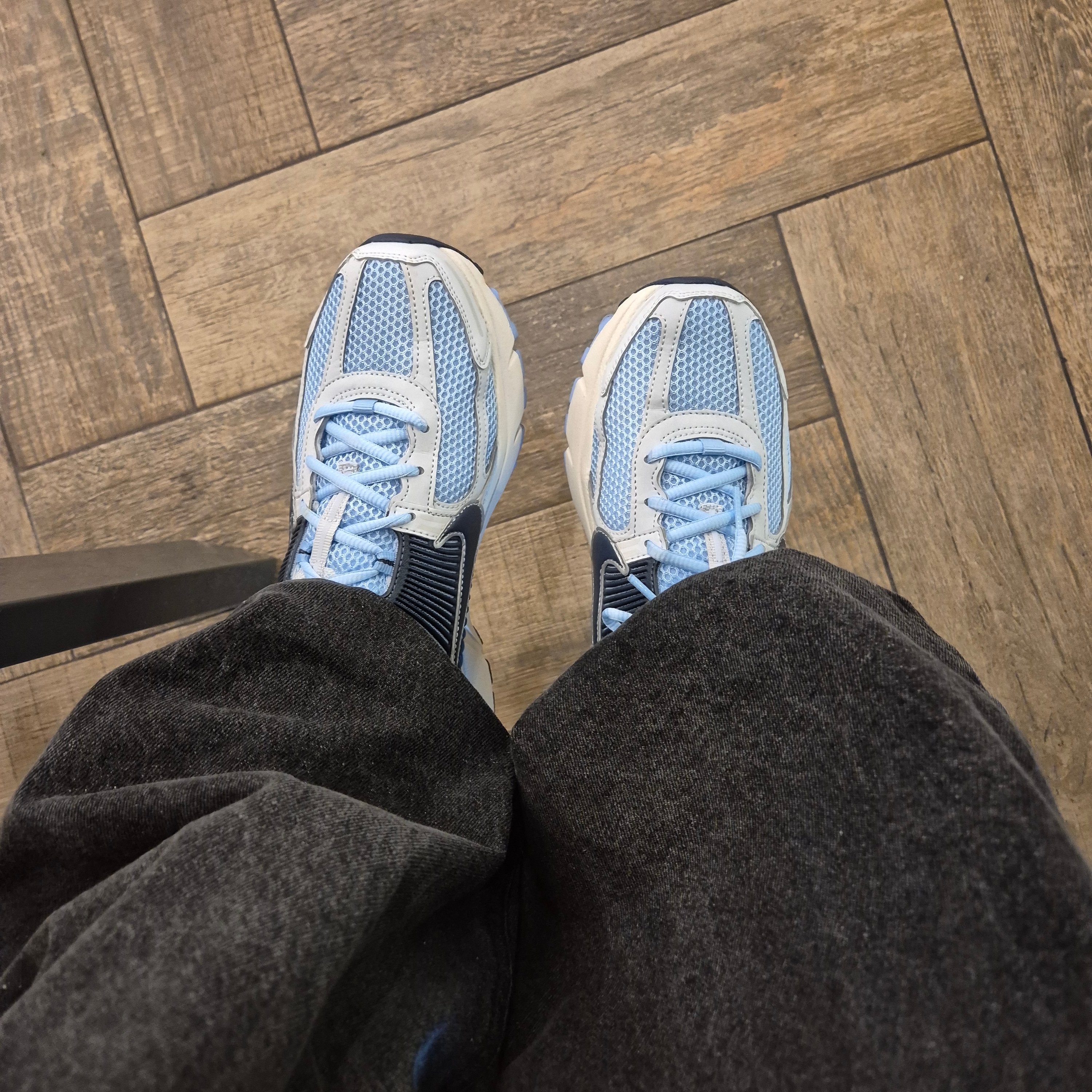 Nike Zoom Vomero 5 Psychic Blue Photon Dust 착용 스타일