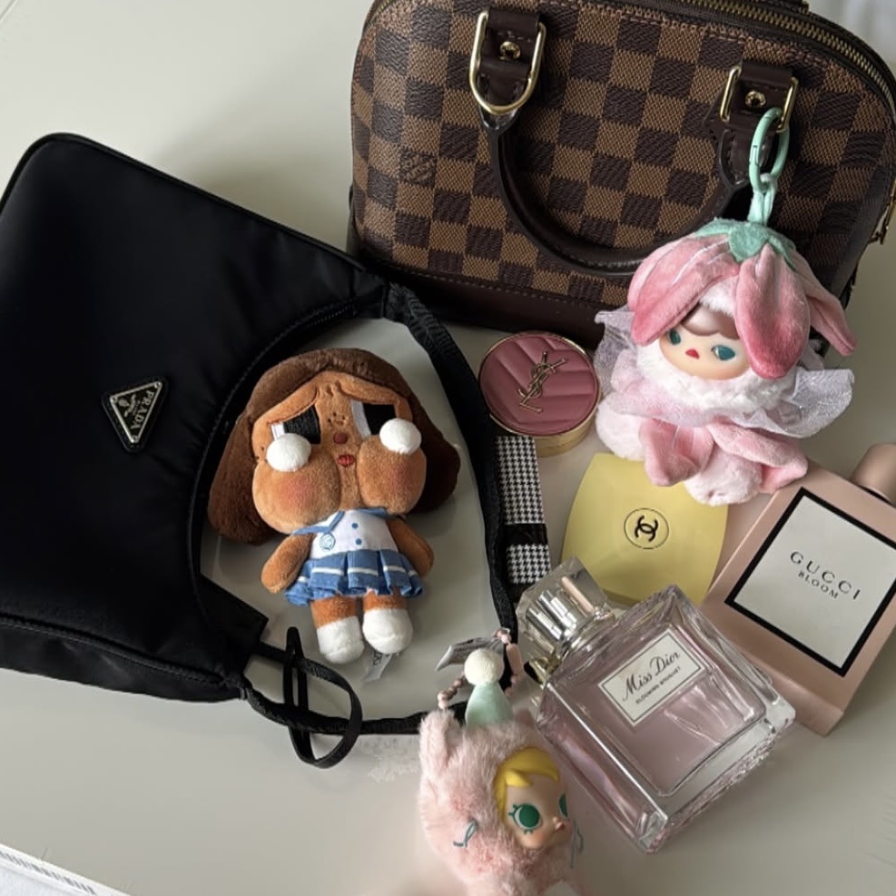 Pop Mart Crybaby Sunset Concert Series Plush Pendant Purplish Blue (Opened Case) 착용 스타일