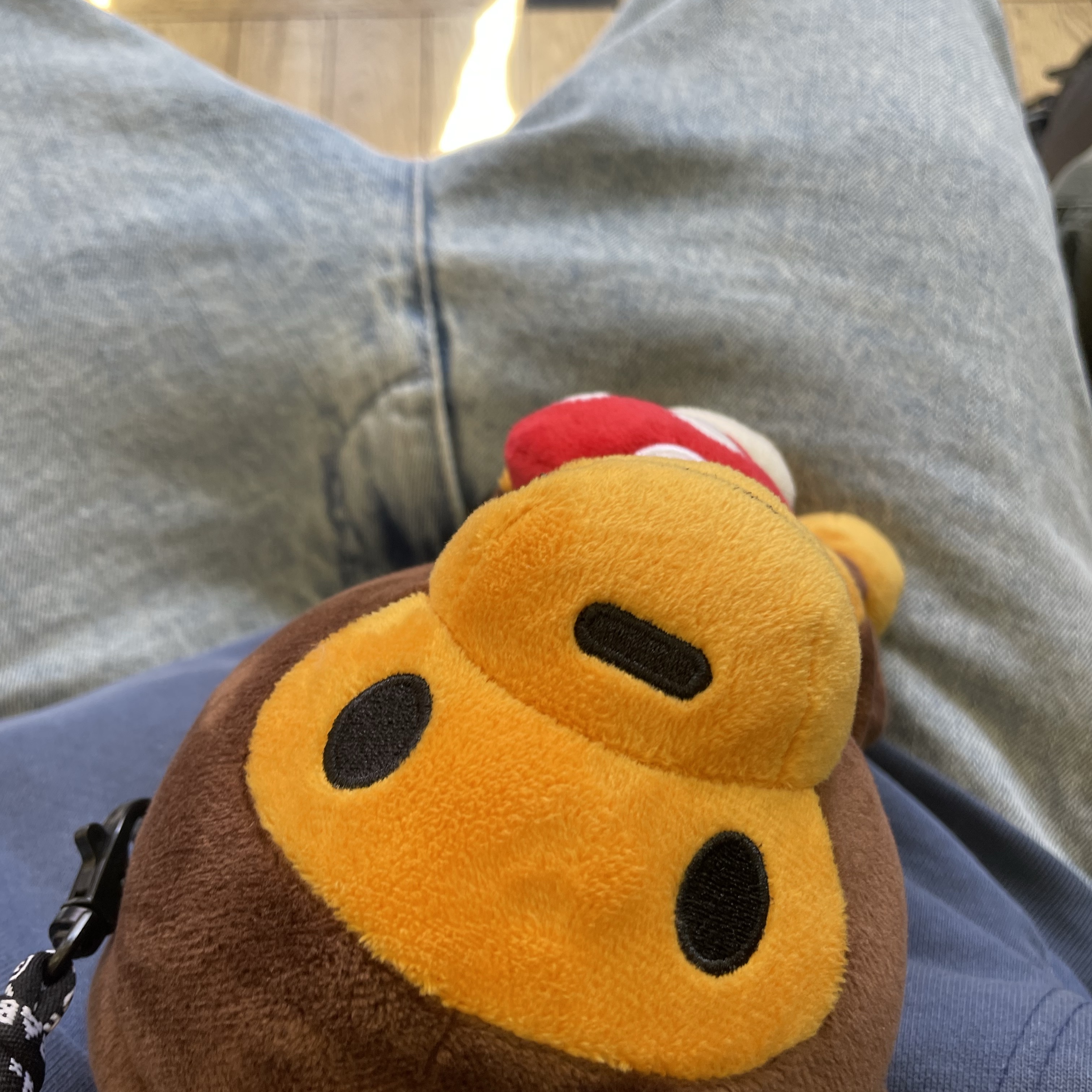 BAPE Baby Milo Plush Mobile Bag Brown 착용 스타일 - 3