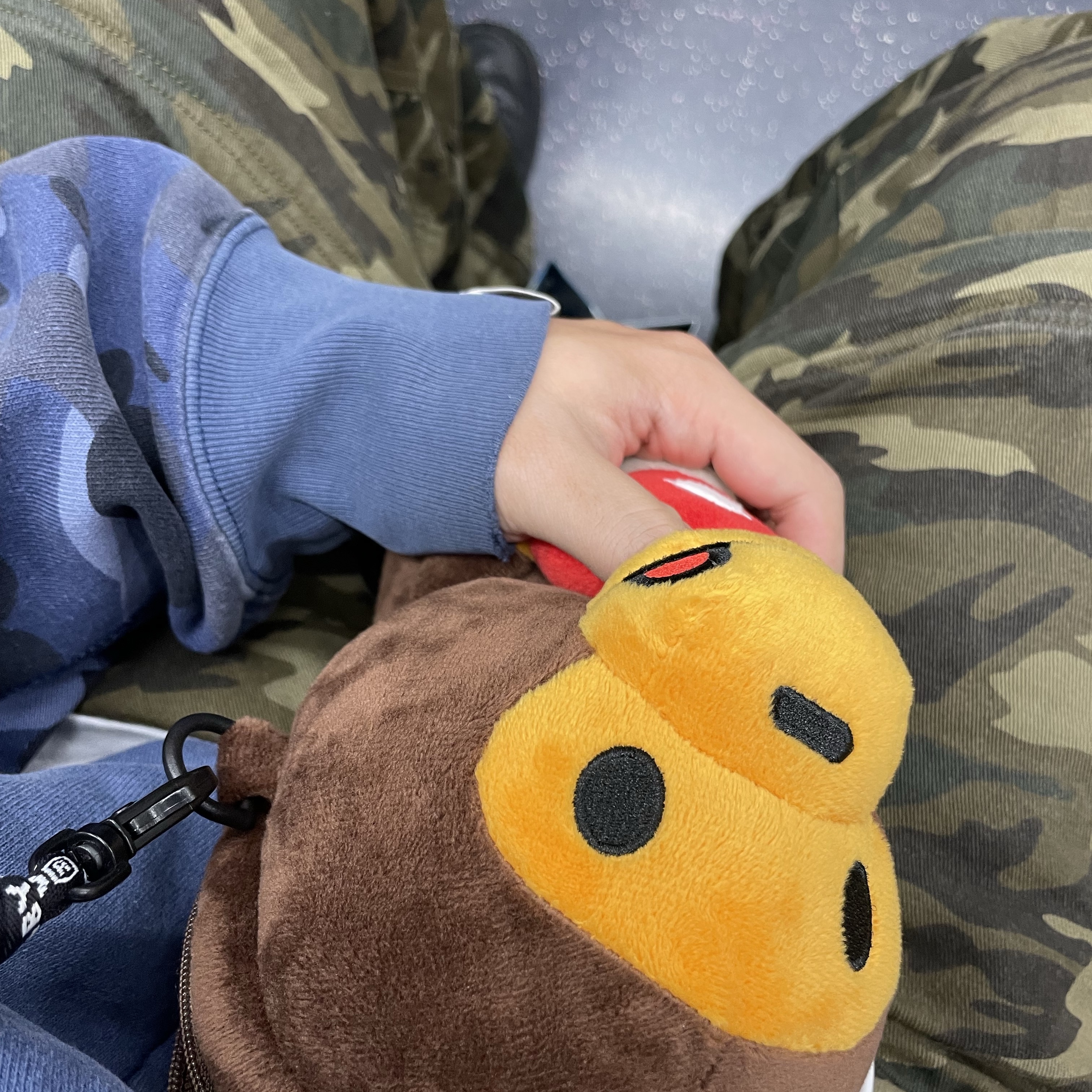 BAPE Baby Milo Plush Mobile Bag Brown 착용 스타일 - 4