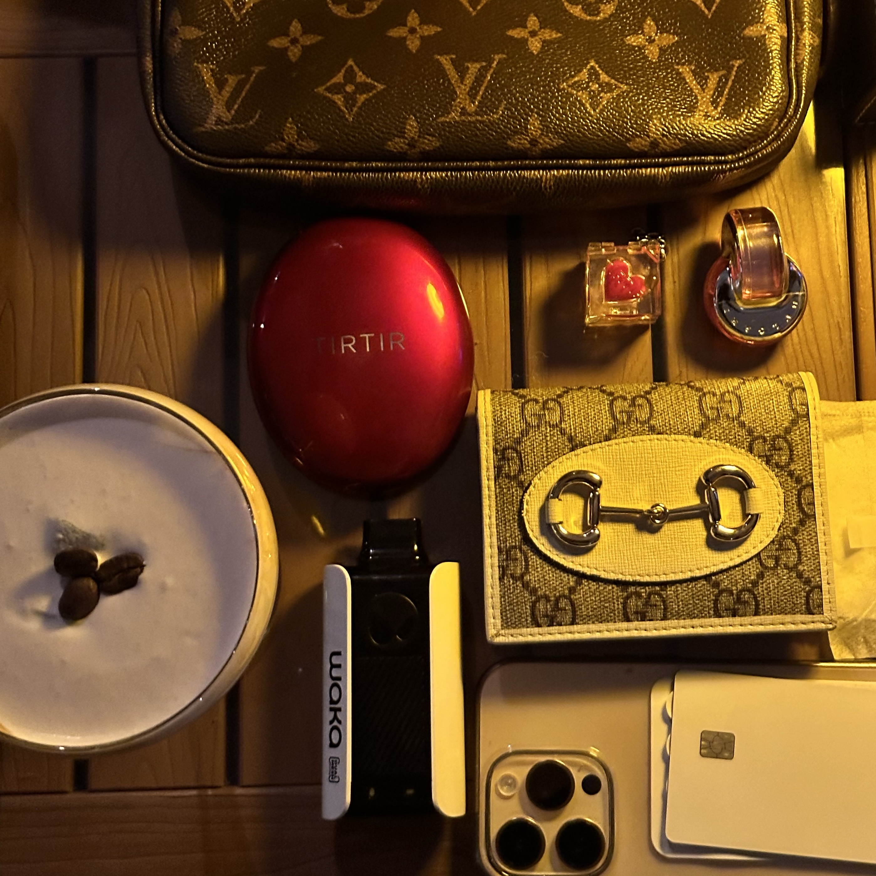 Gucci Horsebit 1955 Card Case Wallet White, Apple iPhone 16 Pro 256GB Desert Titanium (Korean Ver.) 착용 스타일