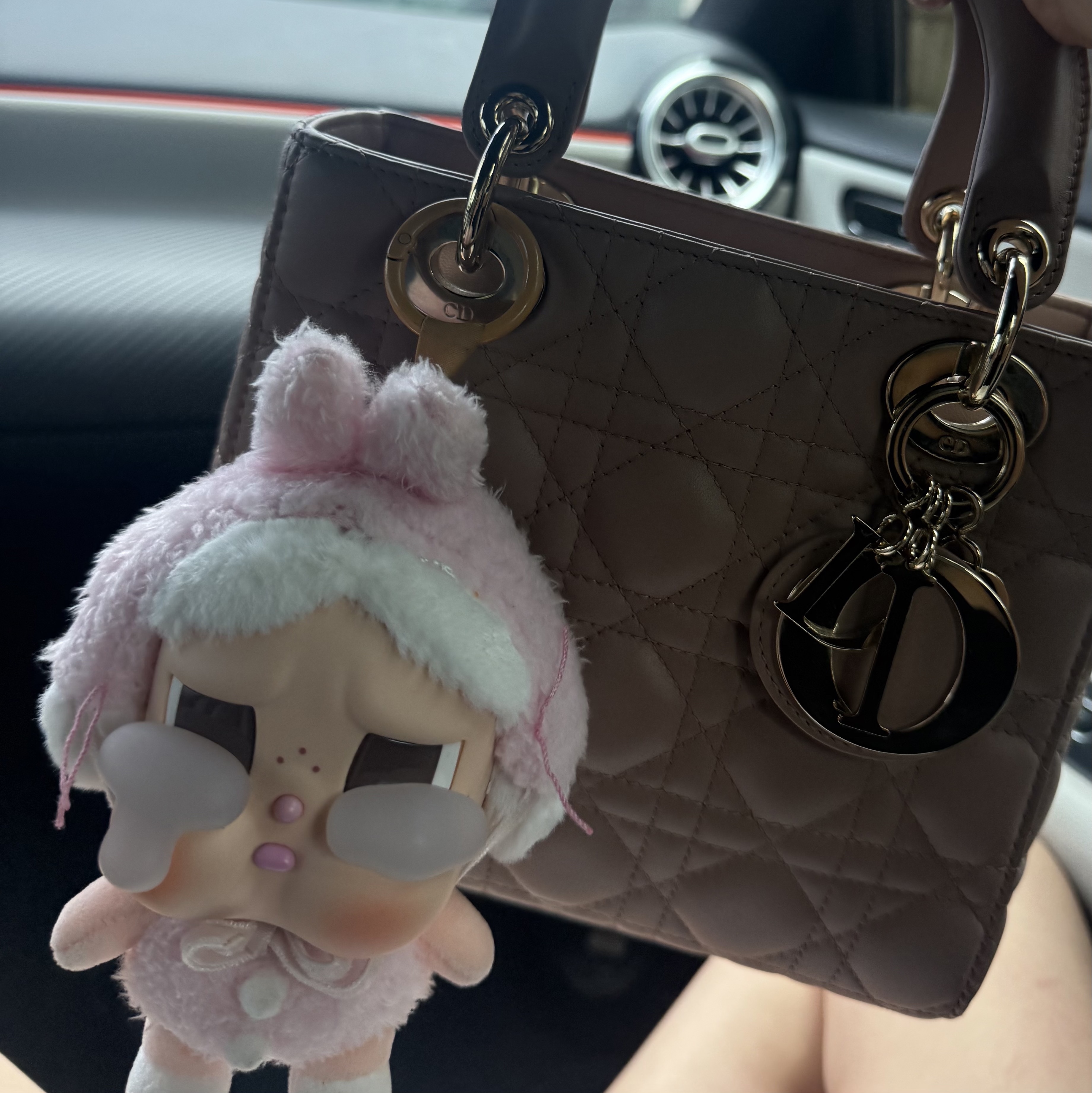 Pop Mart Crybaby Crying Again Series Plush Keyring I'll Give You All My Love (Opened Case) 착용 스타일