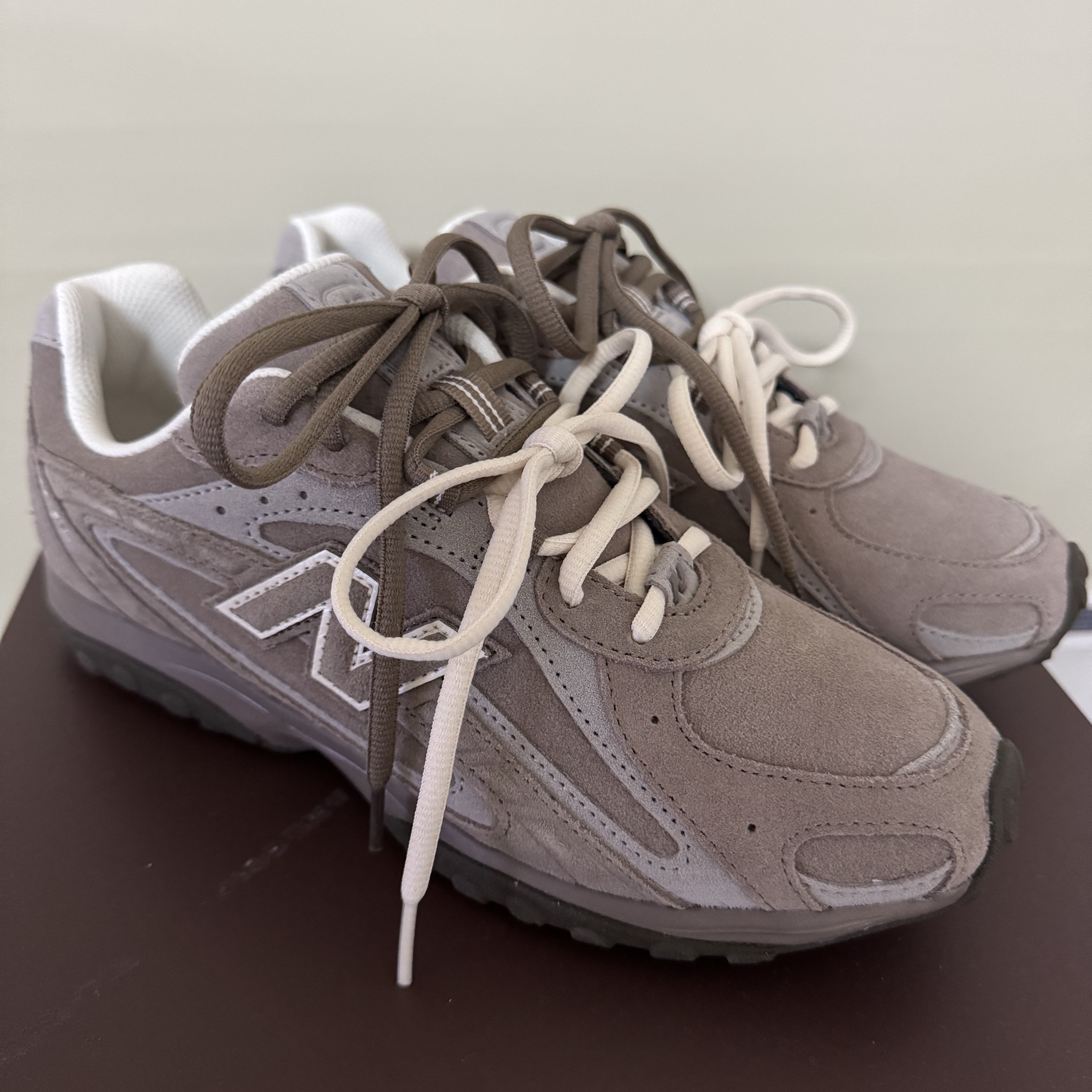 New Balance 204L Suede Mushroom Arid Stone 착용 스타일 - 2