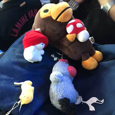 BAPE Baby Milo Plush Mobile Bag Brown 착용 스타일 - 8