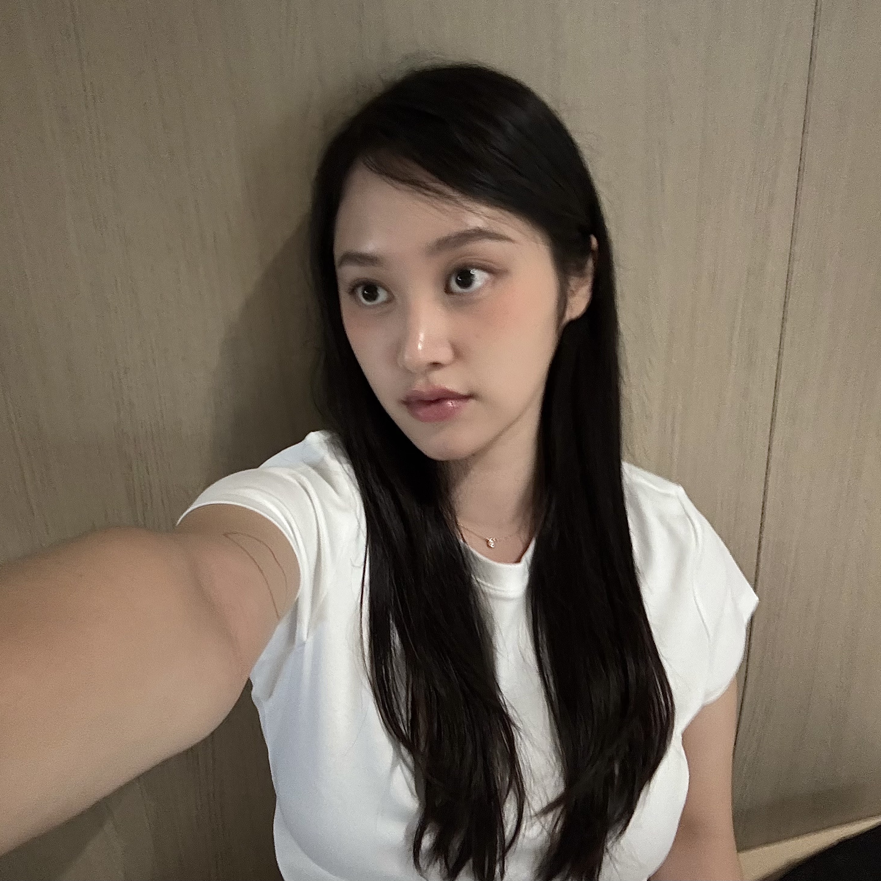 Dior Addict Lip Glow 012 Rosewood, Chanel Coco Crush Ring Quilted Motif Small & 18K White Gold 착용 스타일 - 2