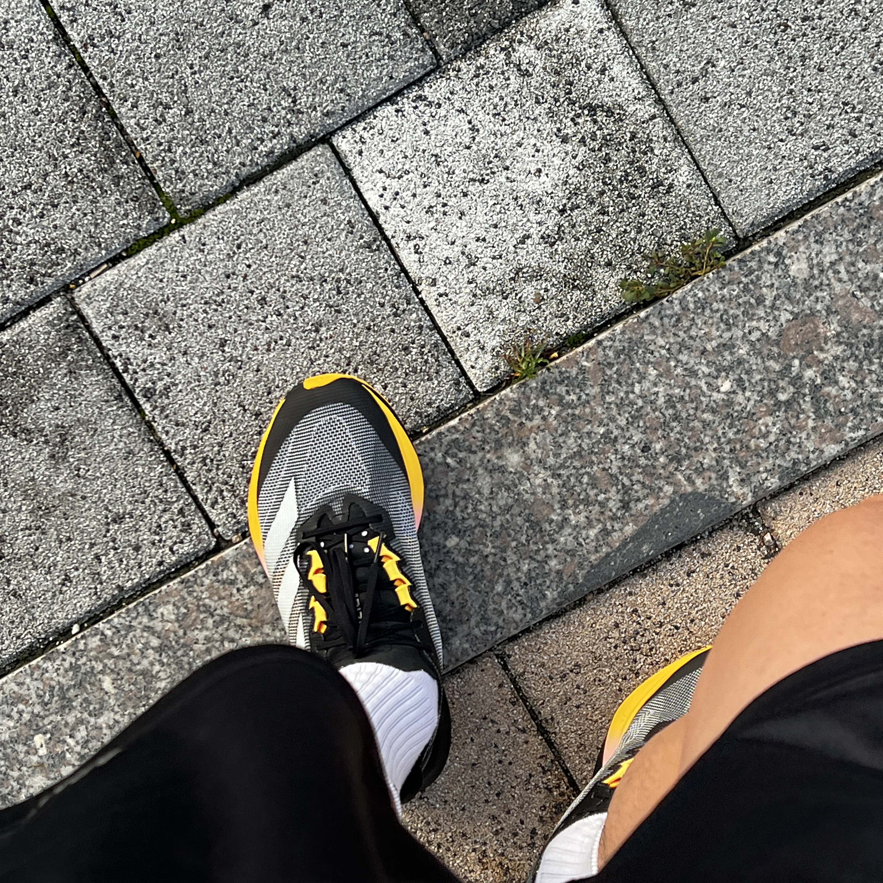 Adidas Adizero Boston 12 Core Black Zero Metalic 착용 스타일 - 3