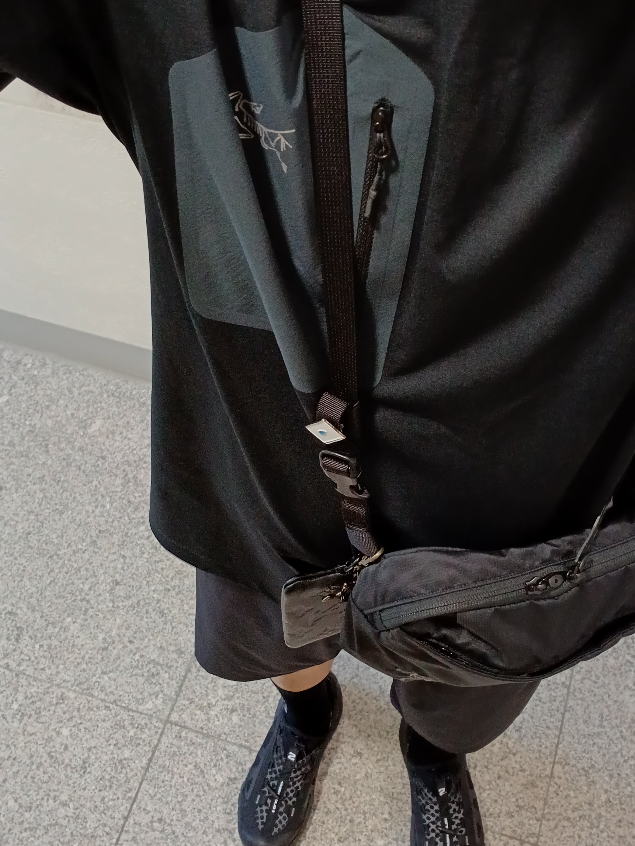 Arc'teryx Small Bird Cap Black, Arc'teryx Konseal Pocket T-Shirt Black Grey 착용 스타일 - 3