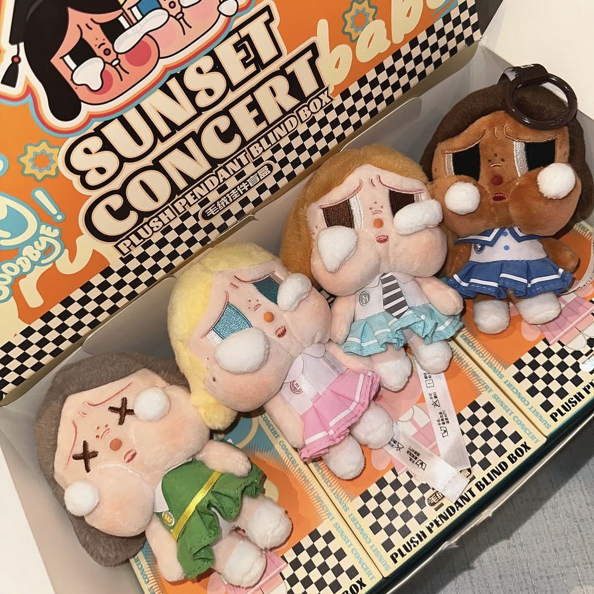 Pop Mart Crybaby Sunset Concert Series Plush Pendant Dim Green (Opened Case), Pop Mart Crybaby Sunset Concert Series Plush Pendant Purplish Blue (Opened Case) 착용 스타일