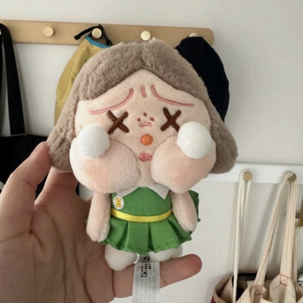 Pop Mart Crybaby Sunset Concert Series Plush Pendant Dim Green (Opened Case) 착용 스타일