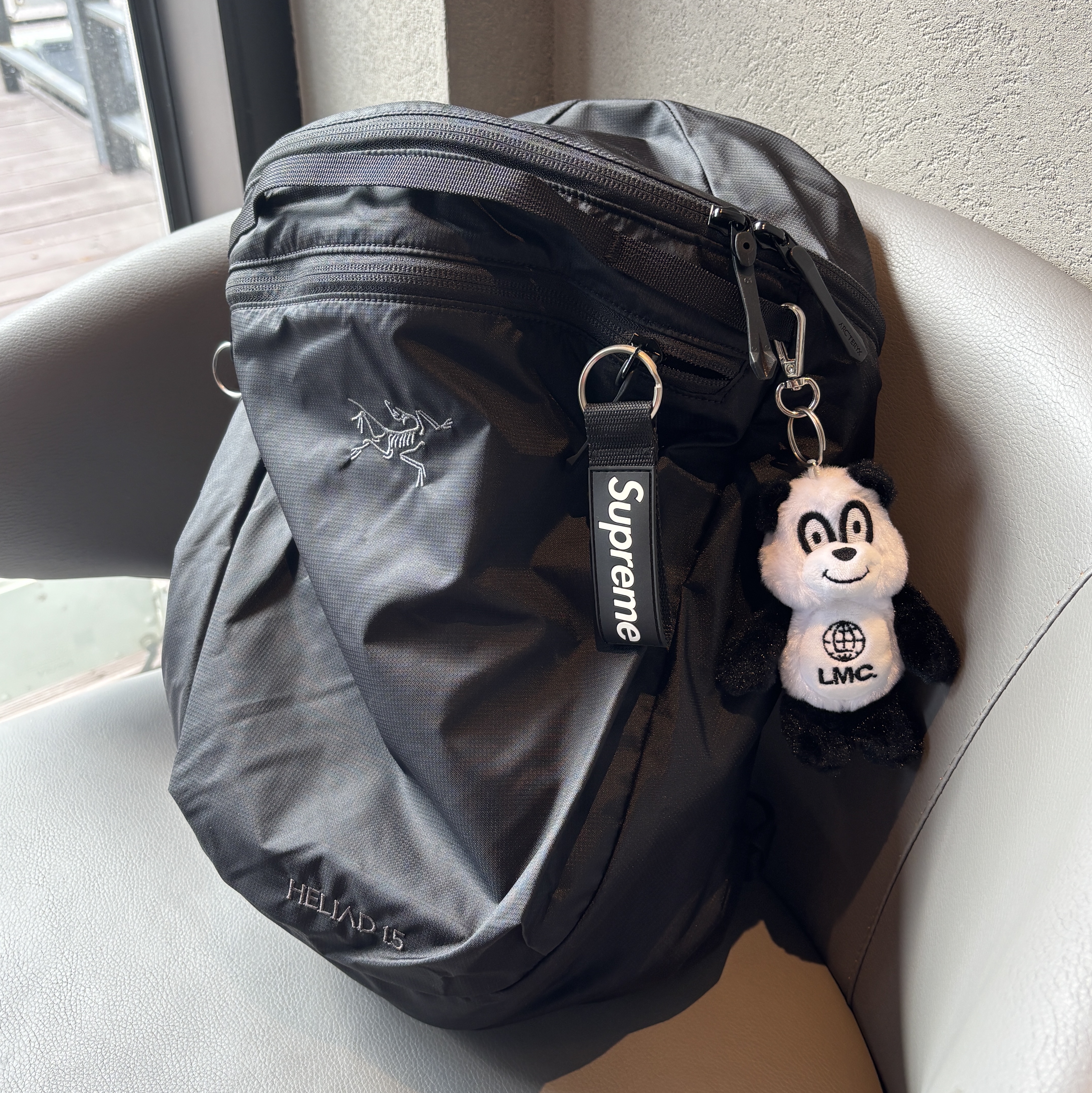 Arc'teryx Heliad 15 Backpack Black, Supreme Ripstop Keychain Black - 24SS 착용 스타일