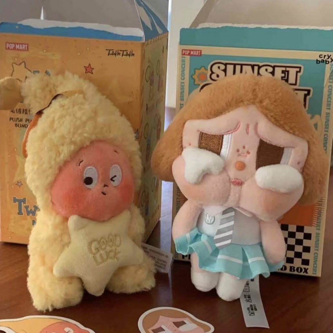 Pop Mart Crybaby Sunset Concert Series Plush Pendant Beige Blue (Opened Case), Pop Mart We Are Twinkle Twinkle Little Stars Series Plush Keyring Little Happiness (Opened Case) 착용 스타일