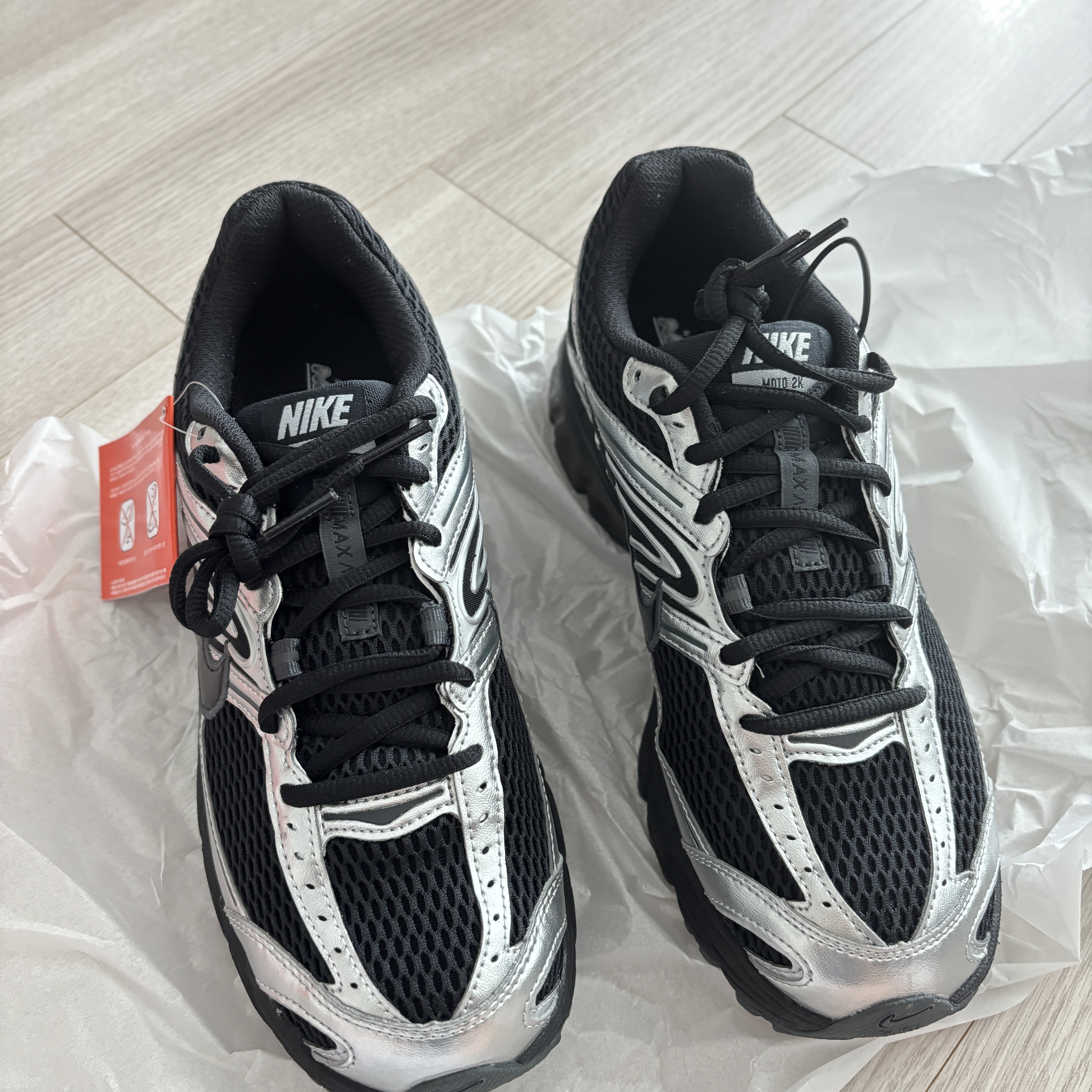 (W) Nike Air Max Moto 2K Black Metallic Silver 착용 스타일 - 1