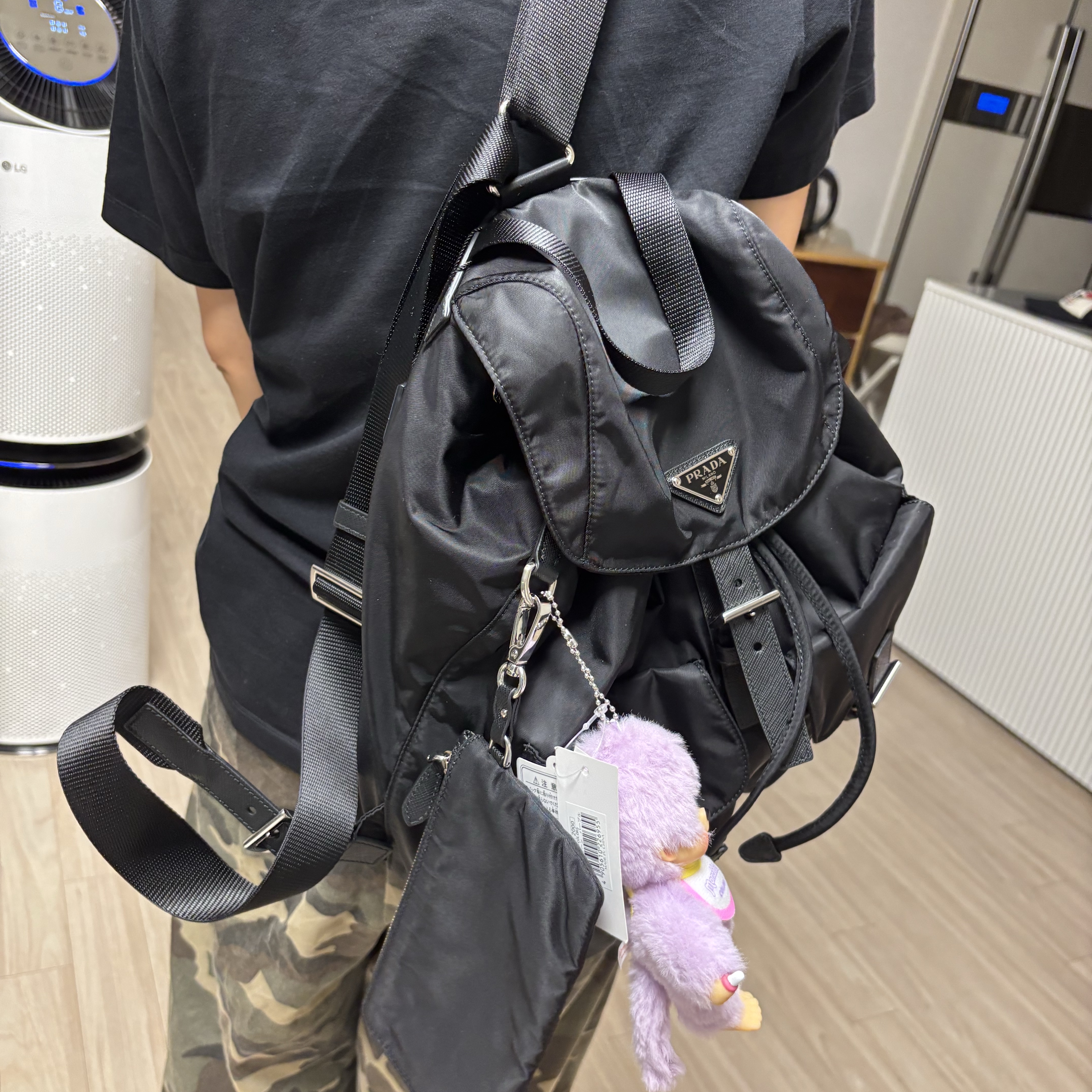 Prada Re-Nylon Medium Backpack Black 착용 스타일 - 1
