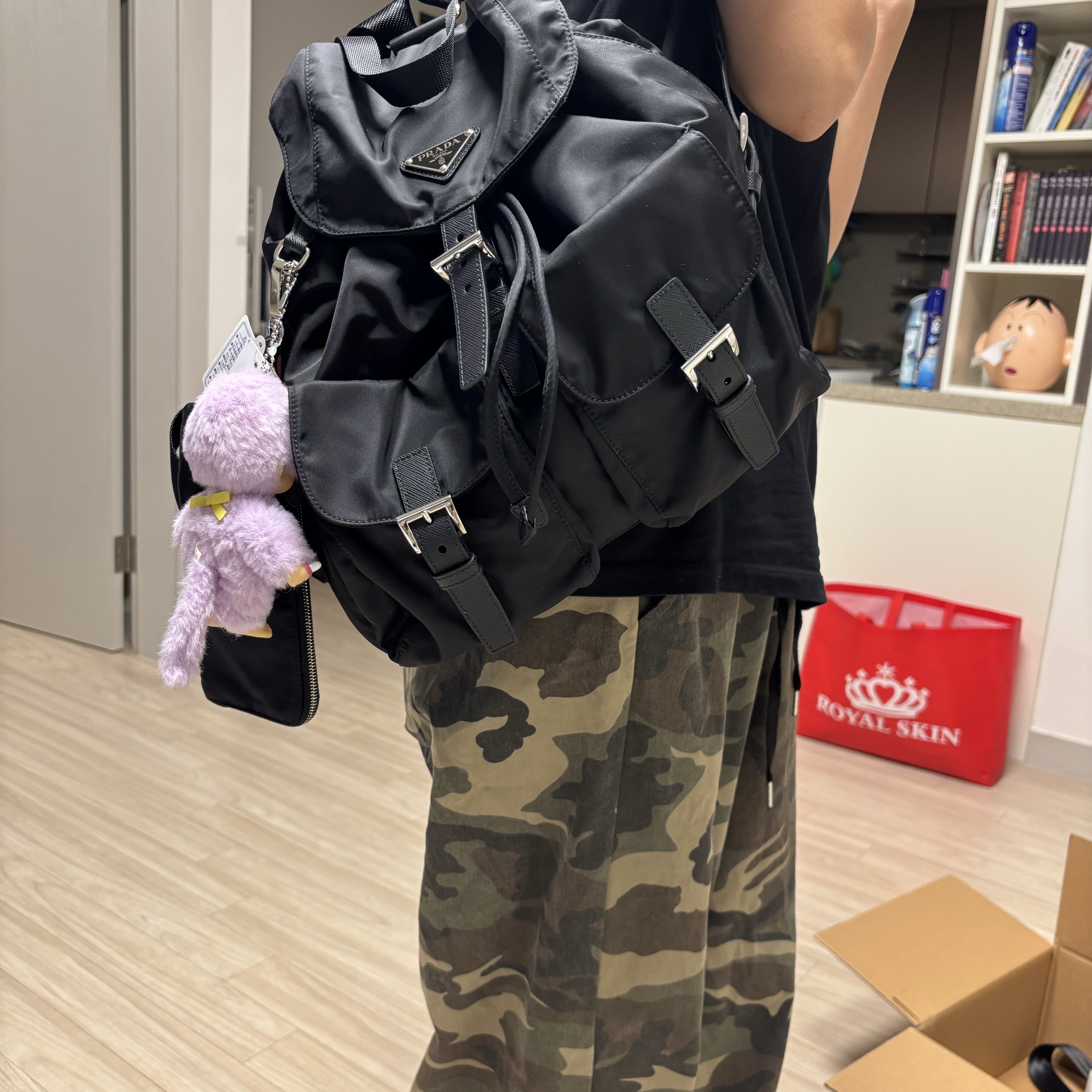 Prada Re-Nylon Medium Backpack Black 착용 스타일 - 2