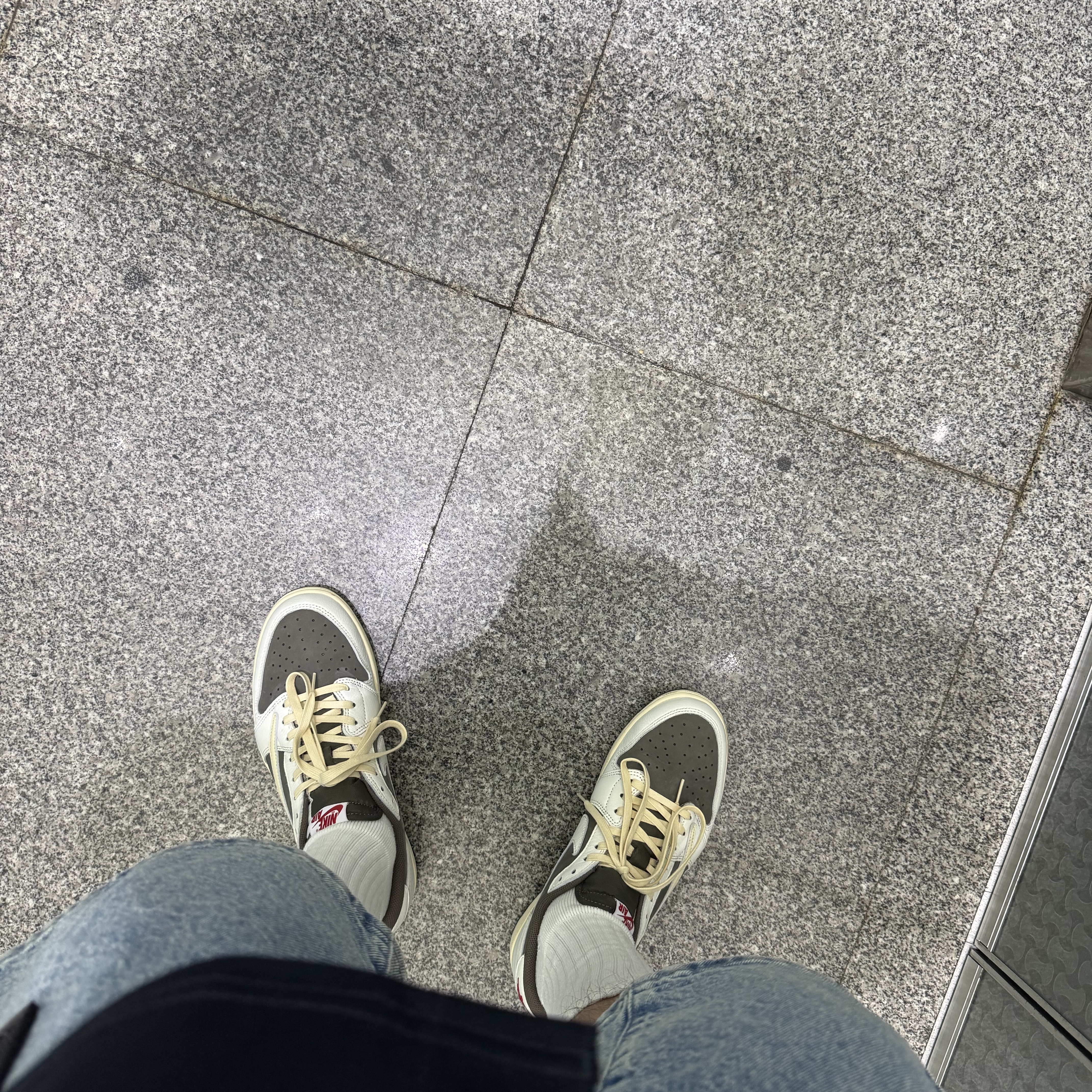 Jordan 1 x Travis Scott Retro Low OG SP Sail and Ridgerock 착용 스타일 - 1