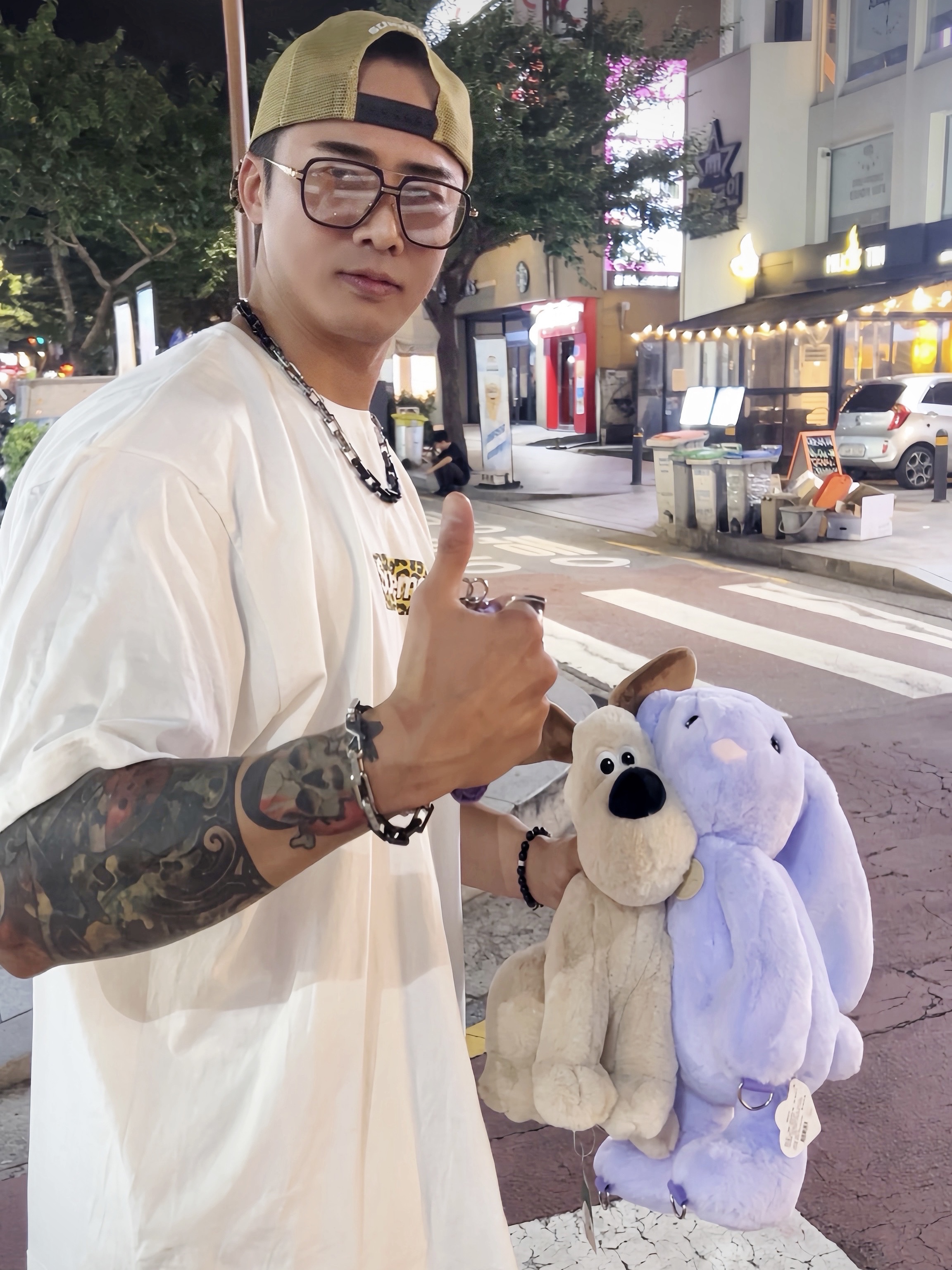Supreme x Toy Machine Mesh Back 5-Panel Leopard - 24SS, Supreme Shanghai Box Logo T-Shirt White - 24SS 착용 스타일 - 2