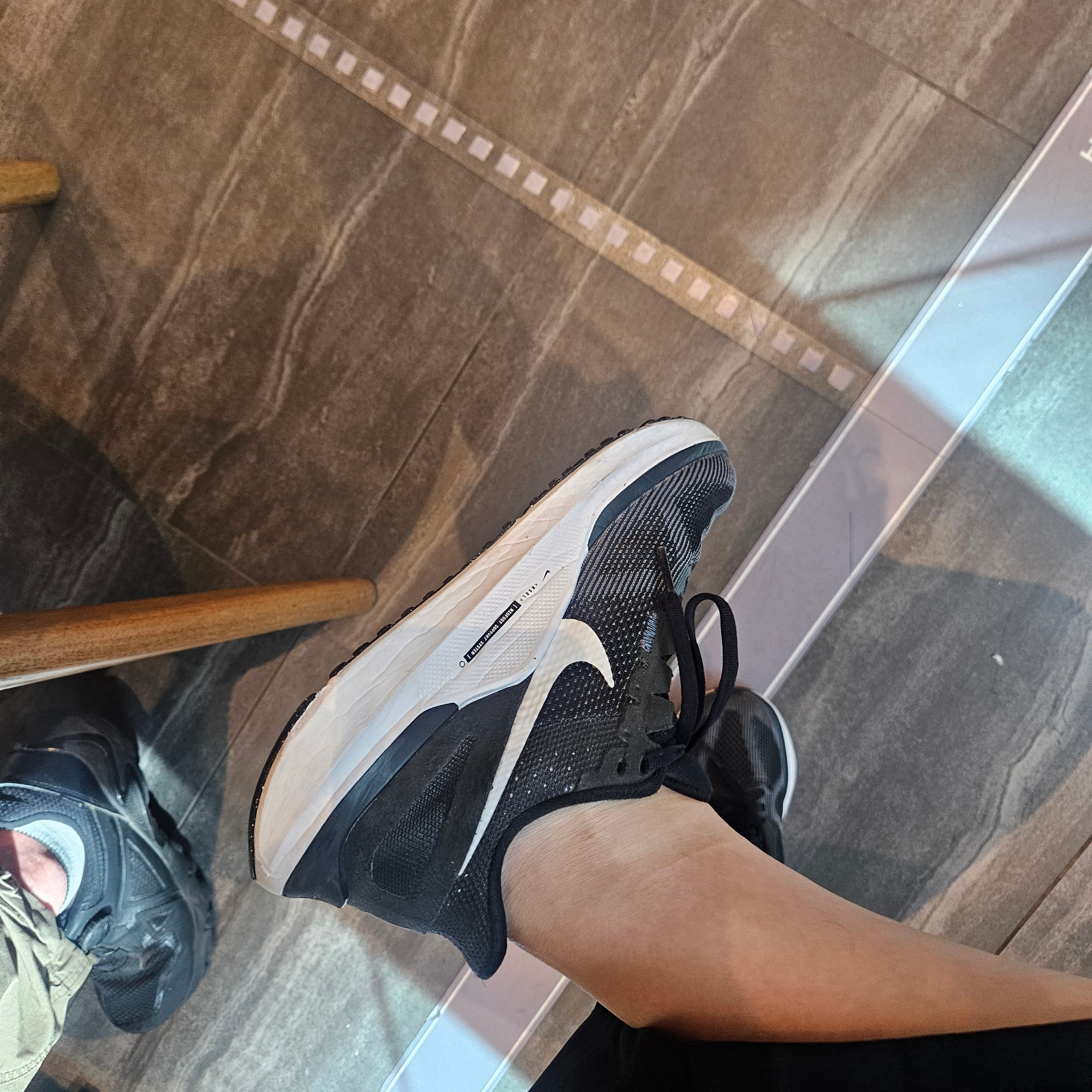 (W) Nike Zoom Structure 25 Black 착용 스타일