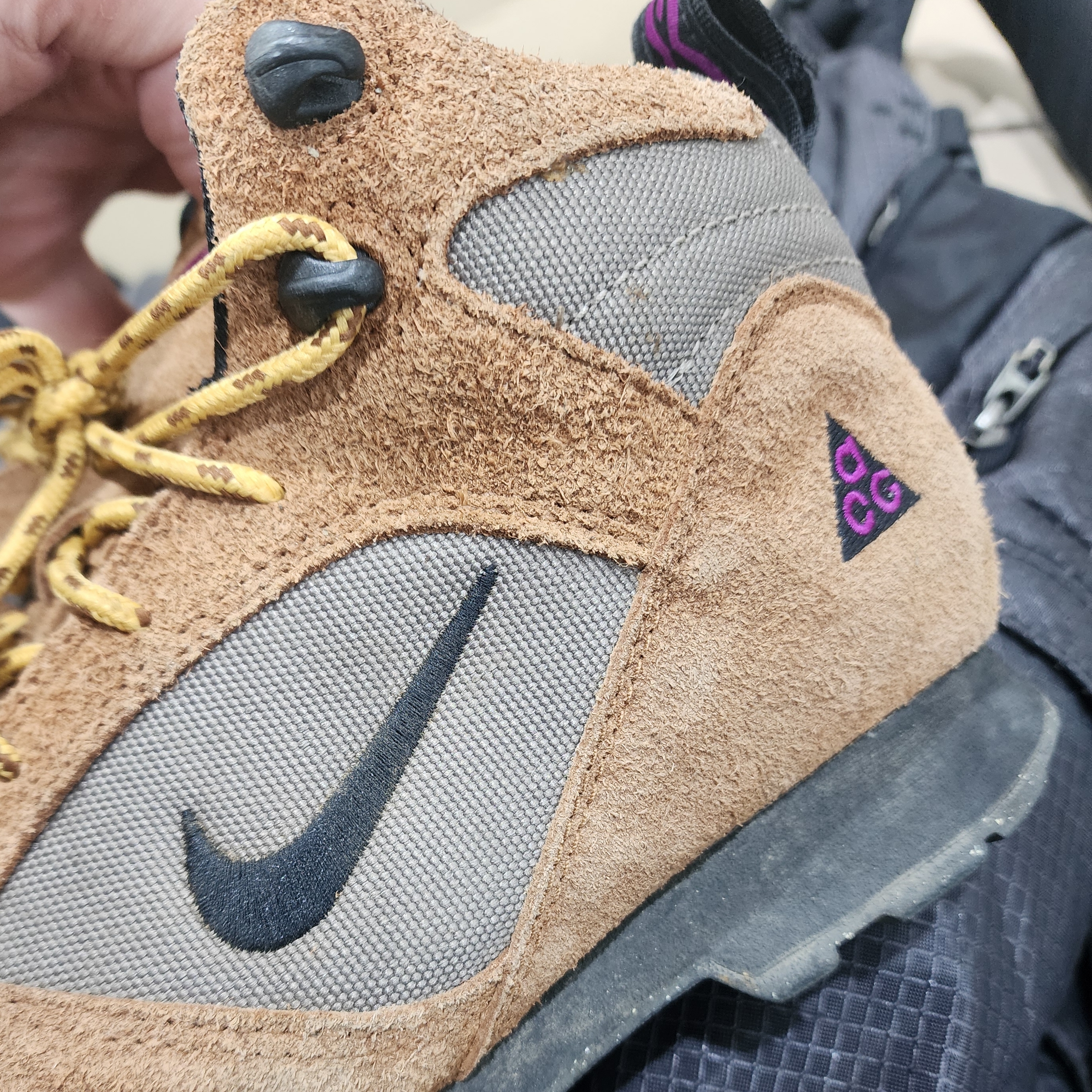 Nike ACG Torre Mid Waterproof Pecan and Olive Grey 착용 스타일