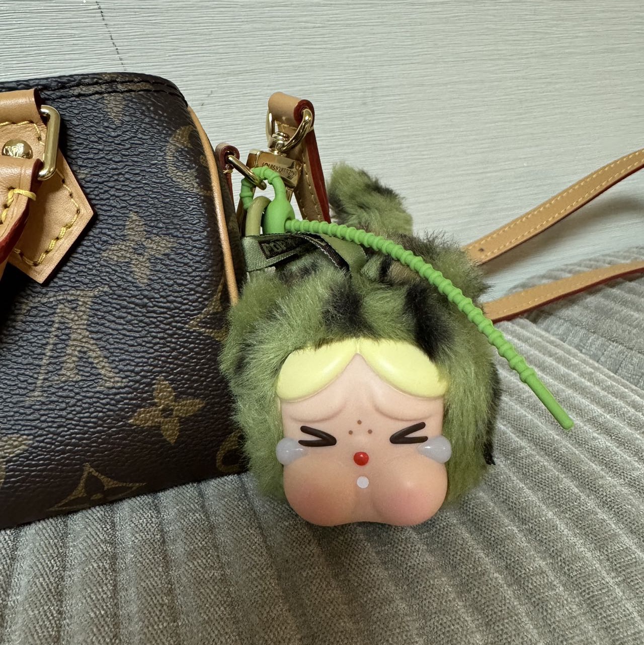 Pop Mart Crybaby Wild But Cutie Series Vinyl Plush Pendant (1 Blind Box) 착용 스타일